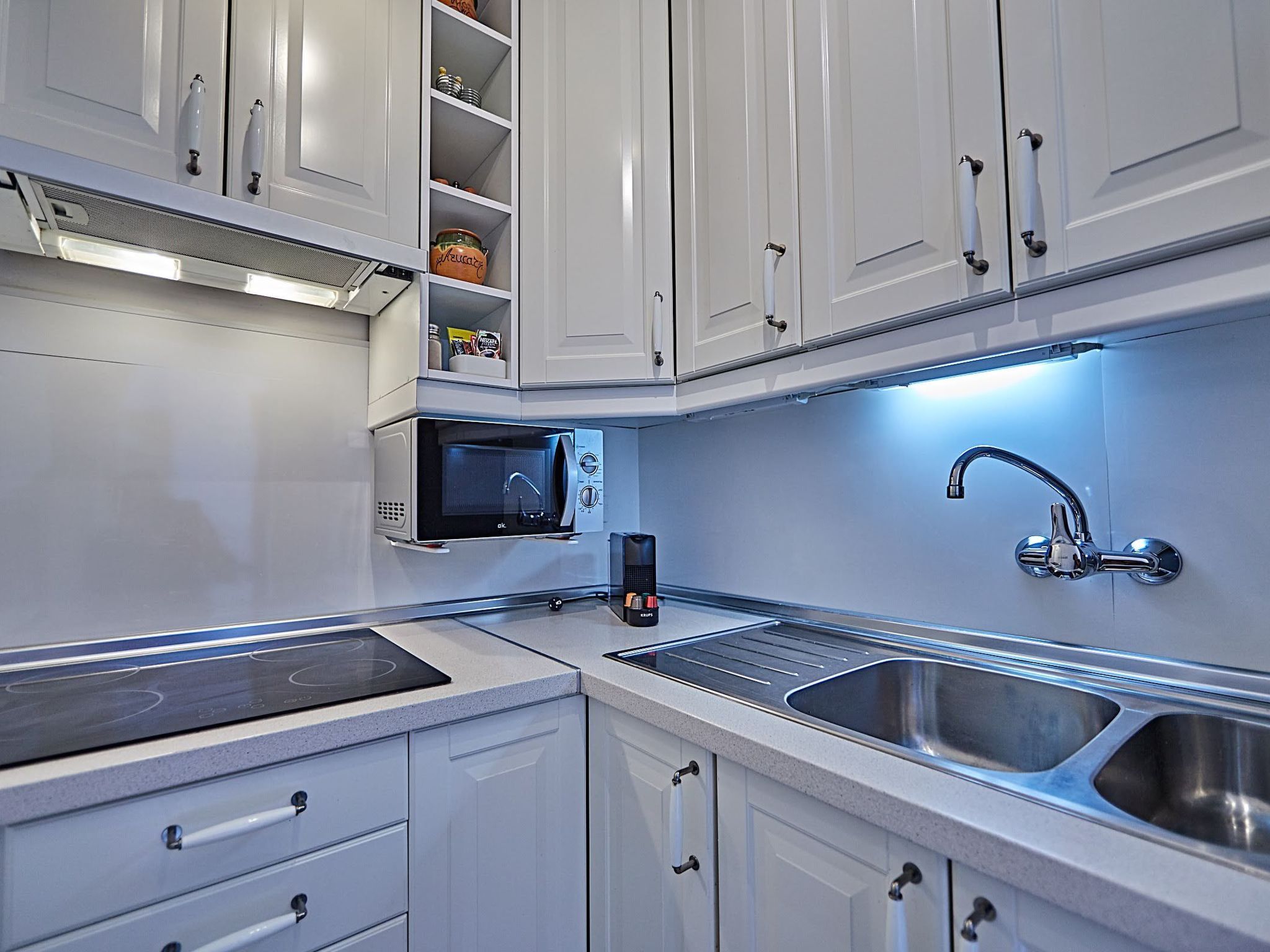 Modernes Strandapartment mit atemberaubendem Meerblick-Image-tags.info