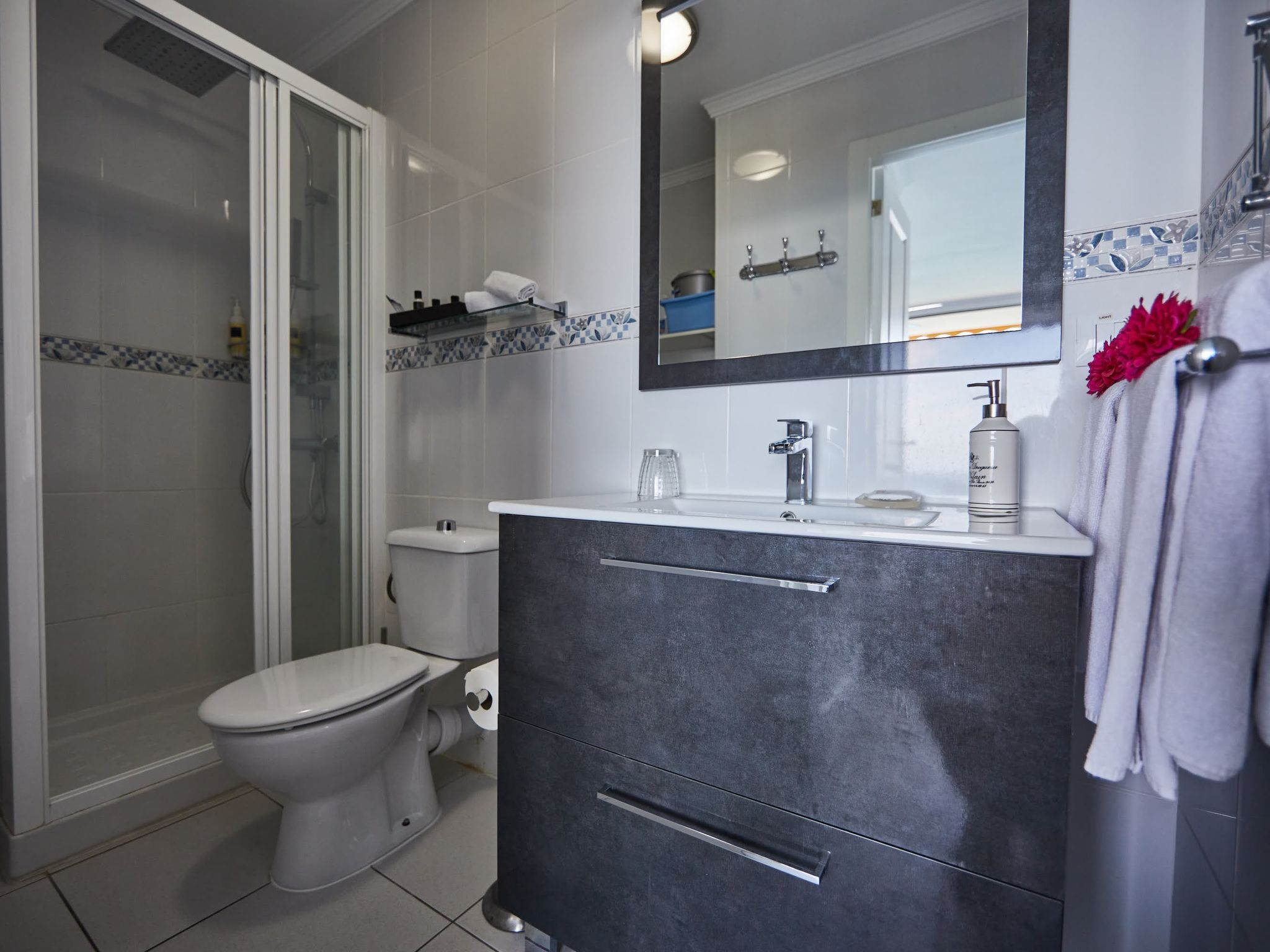 Modernes Strandapartment mit atemberaubendem Meerblick-Binnen