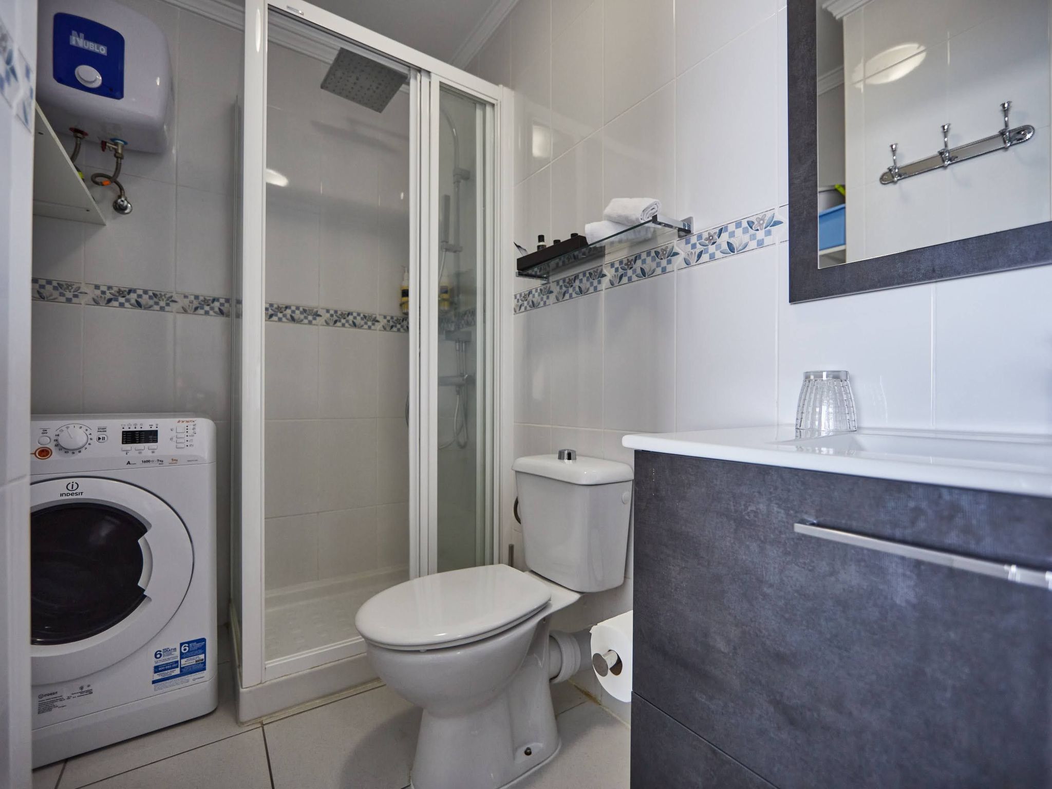 Modernes Strandapartment mit atemberaubendem Meerblick-Binnen