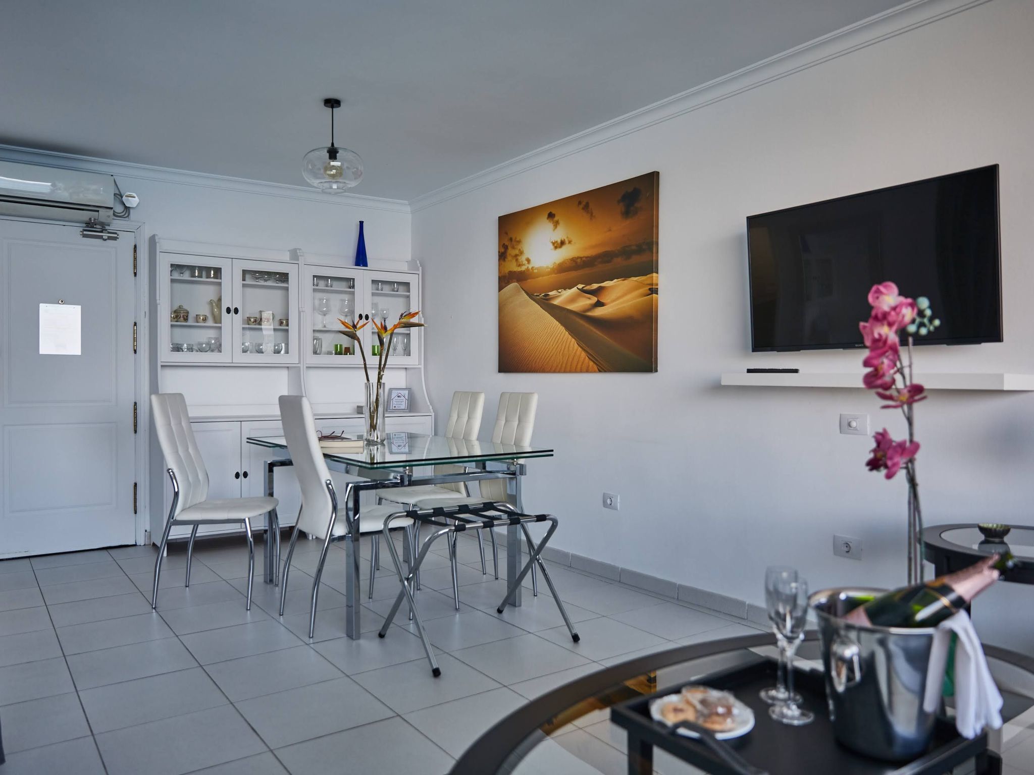 Modernes Strandapartment mit atemberaubendem Meerblick-Binnen