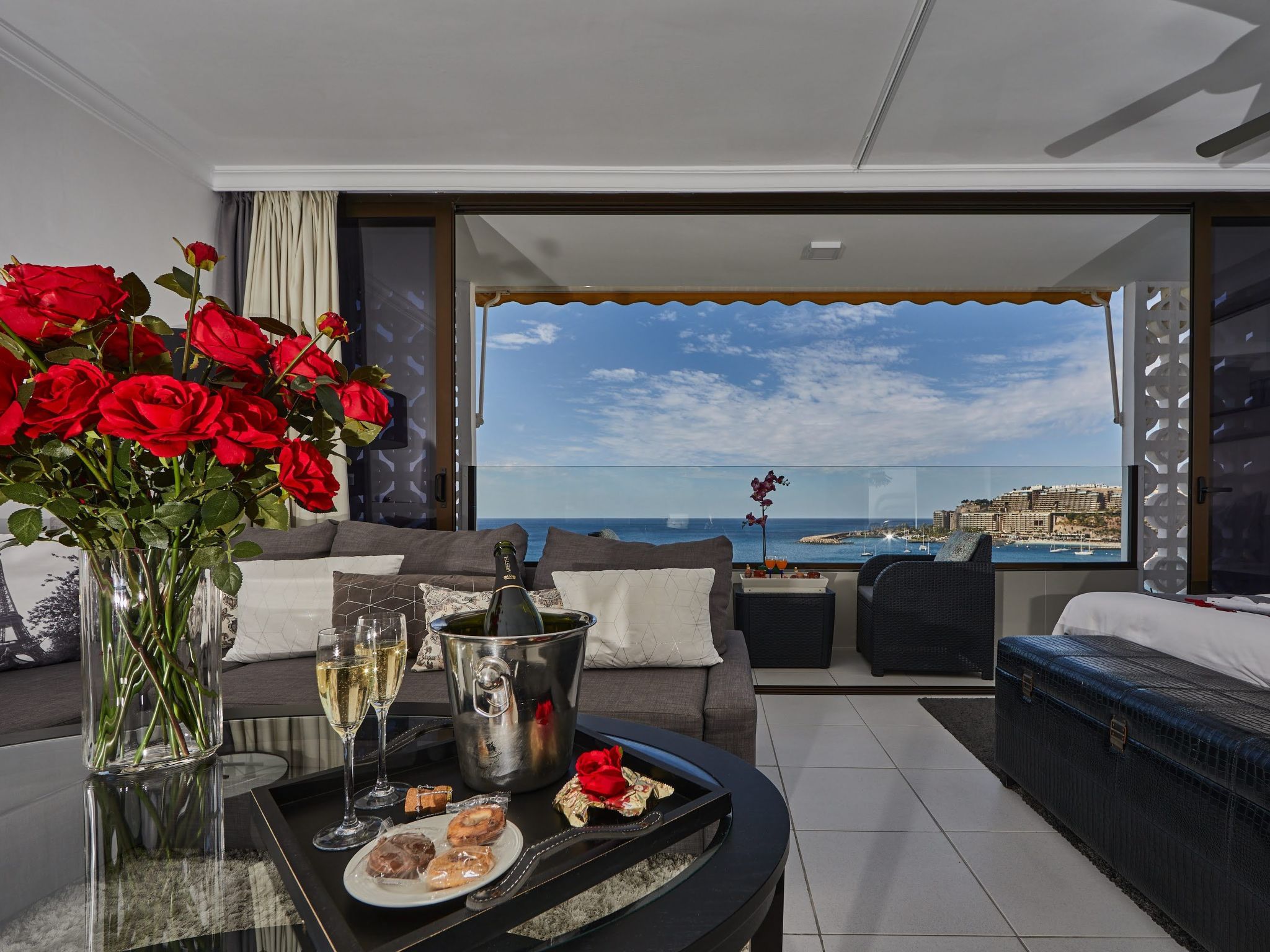 Modernes Strandapartment mit atemberaubendem Meerblick-Binnen