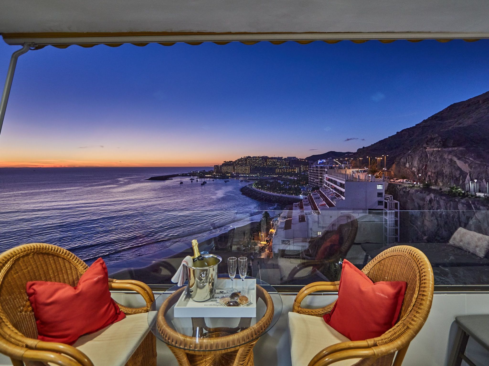 Aufwachen mit herrlichem Meerblick aus dieser schicken Wohnung