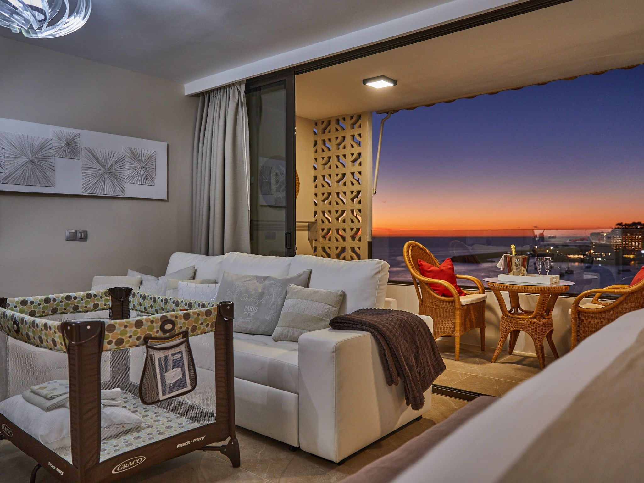 Aufwachen mit herrlichem Meerblick aus dieser schicken Wohnung