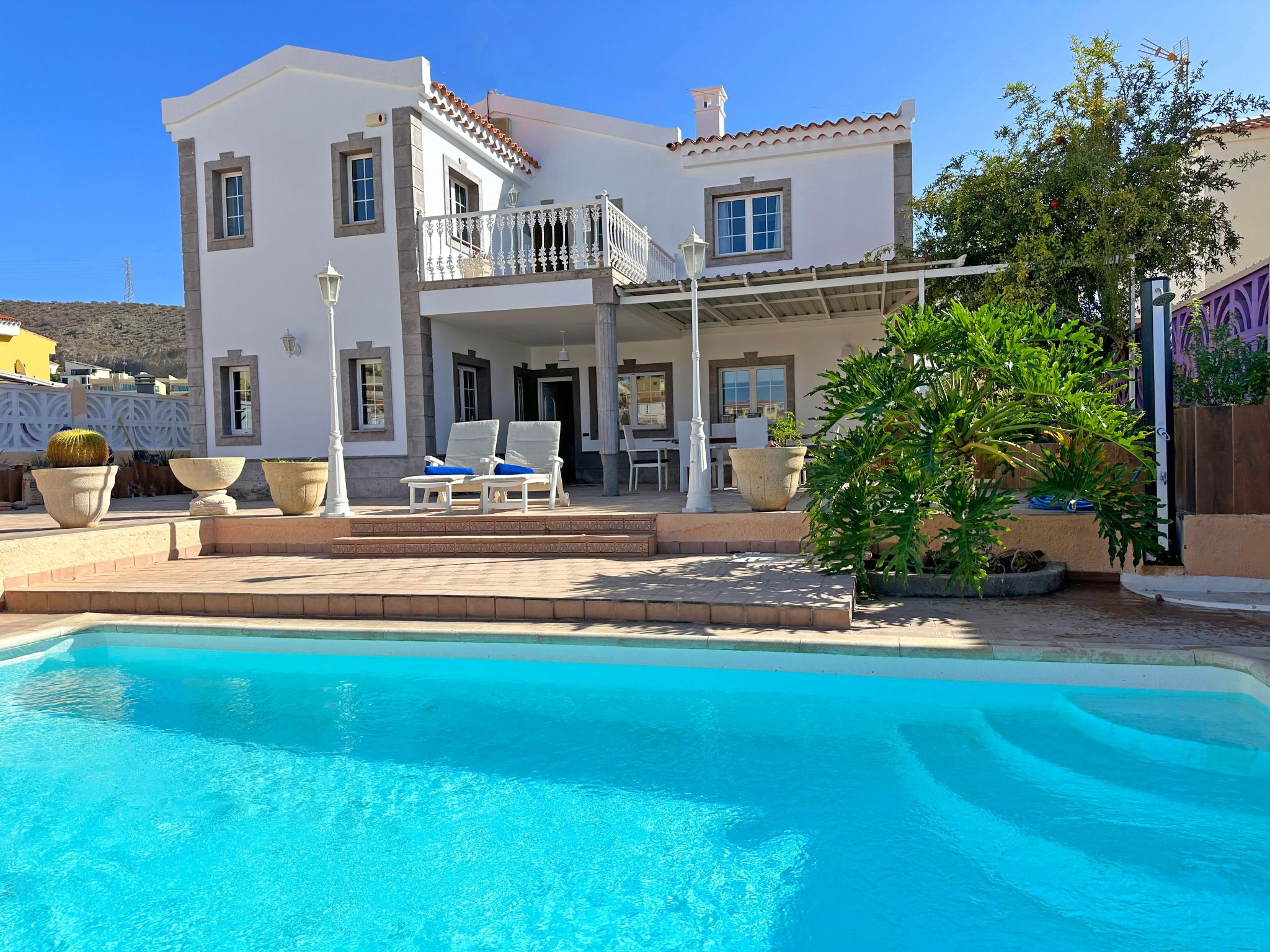 Villa 'Esmeralda' mit Garten, Grill und Terrasse