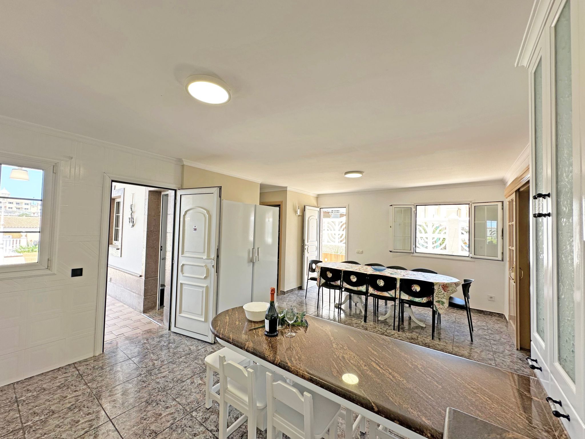 Villa "Esmeralda" mit Garten, Grill und Terrasse-Binnen