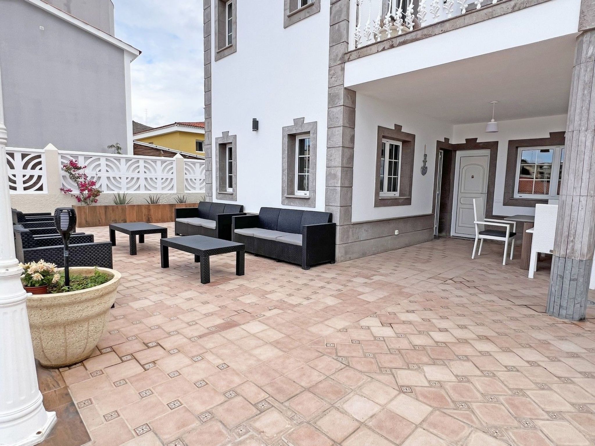 Villa 'Esmeralda' mit Garten, Grill und Terrasse