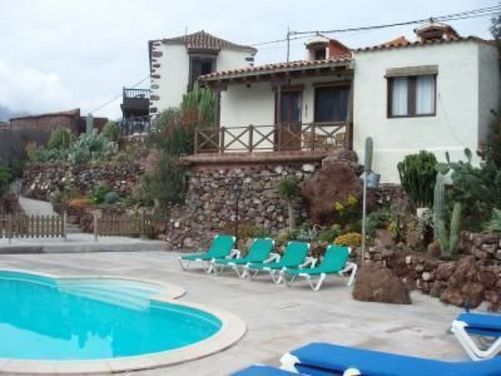 Schönes Ferienhaus mit 2 Wohnungen — view 1 of 9