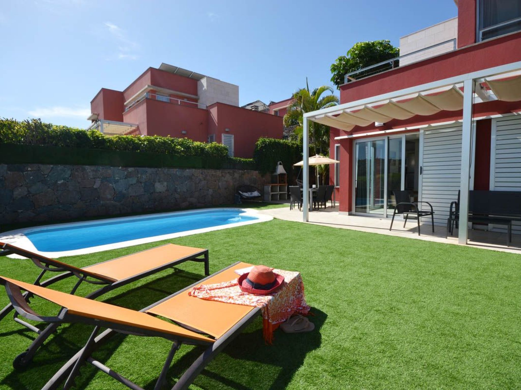 Photo of Villa für 4 Personen mit Schwimmbad und balinesischem Bett V03GC