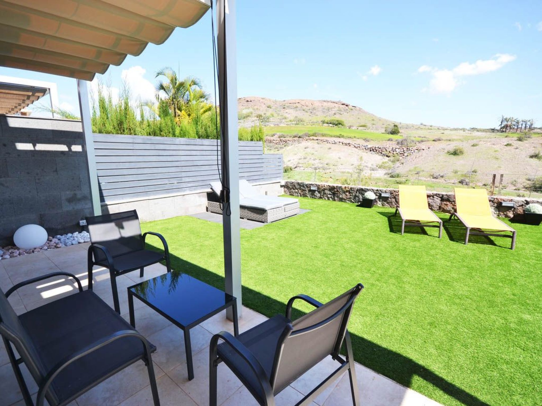 Photo of Villa für 4 Personen mit Schwimmbad und balinesischem Bett V03GC