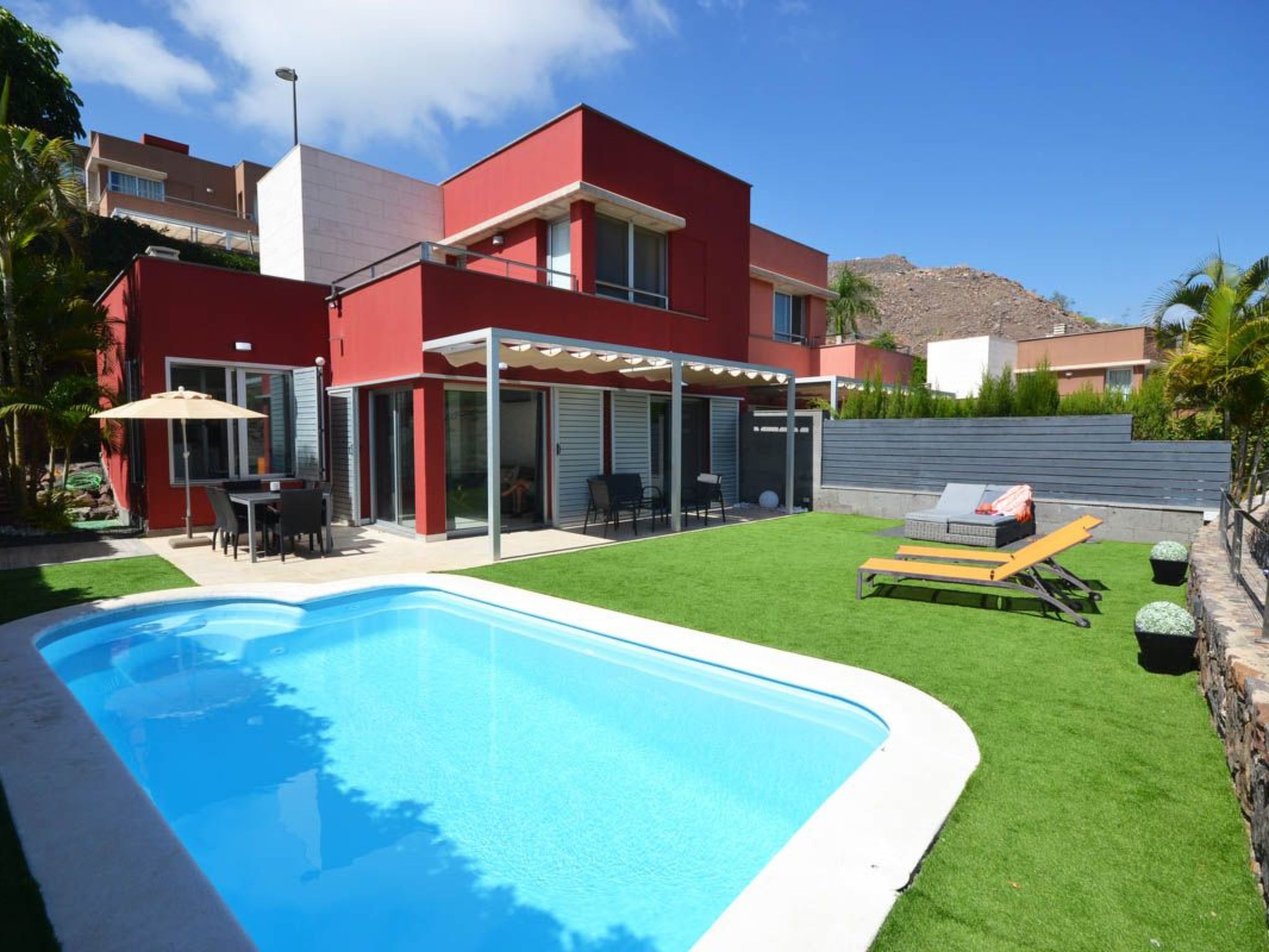 Photo of Villa für 4 Personen mit Schwimmbad und balinesischem Bett V03GC