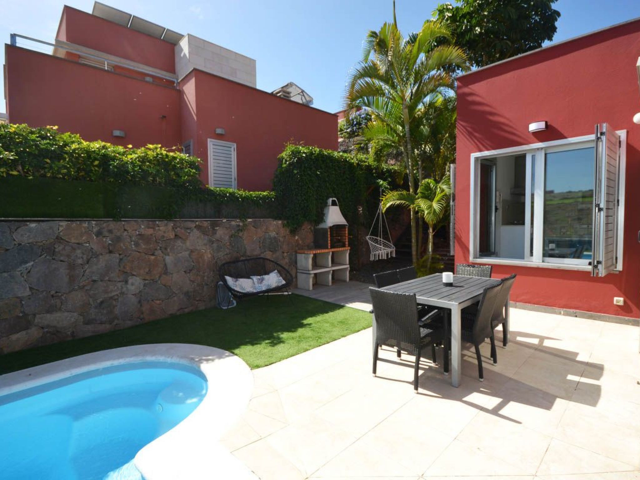 Photo of Villa für 4 Personen mit Schwimmbad und balinesischem Bett V03GC