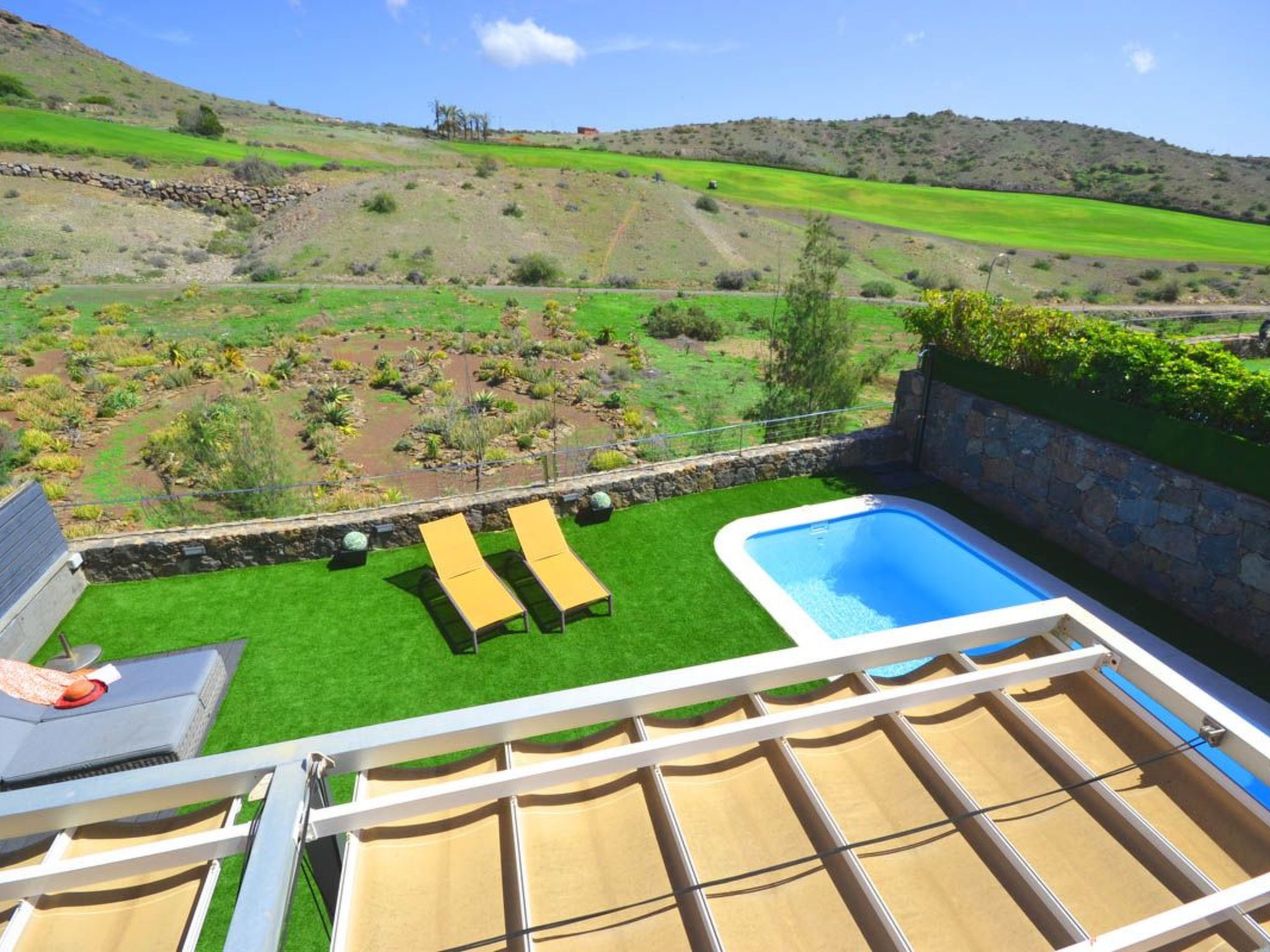 Photo of Villa für 4 Personen mit Schwimmbad und balinesischem Bett V03GC