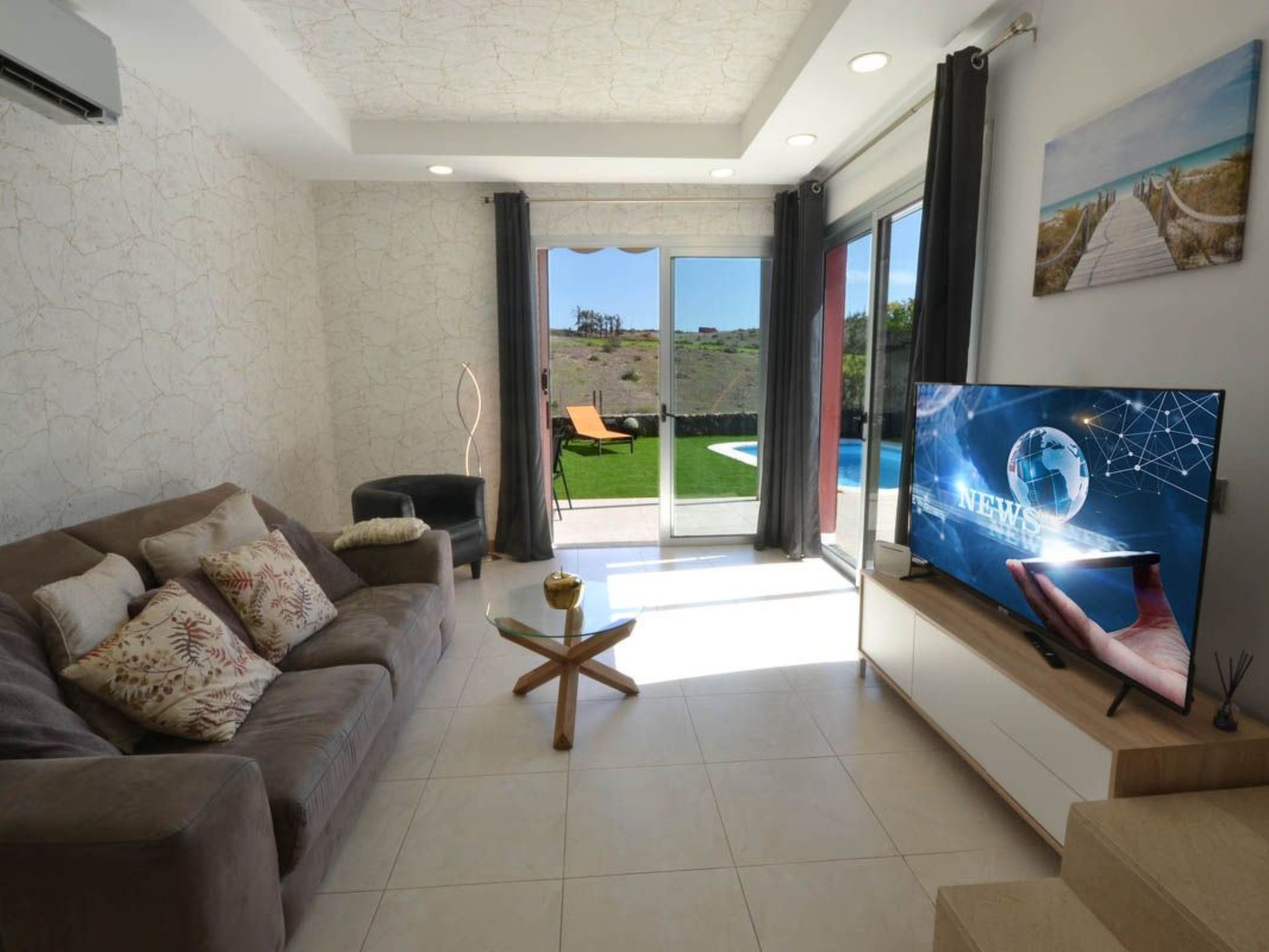 Photo of Villa für 4 Personen mit Schwimmbad und balinesischem Bett V03GC