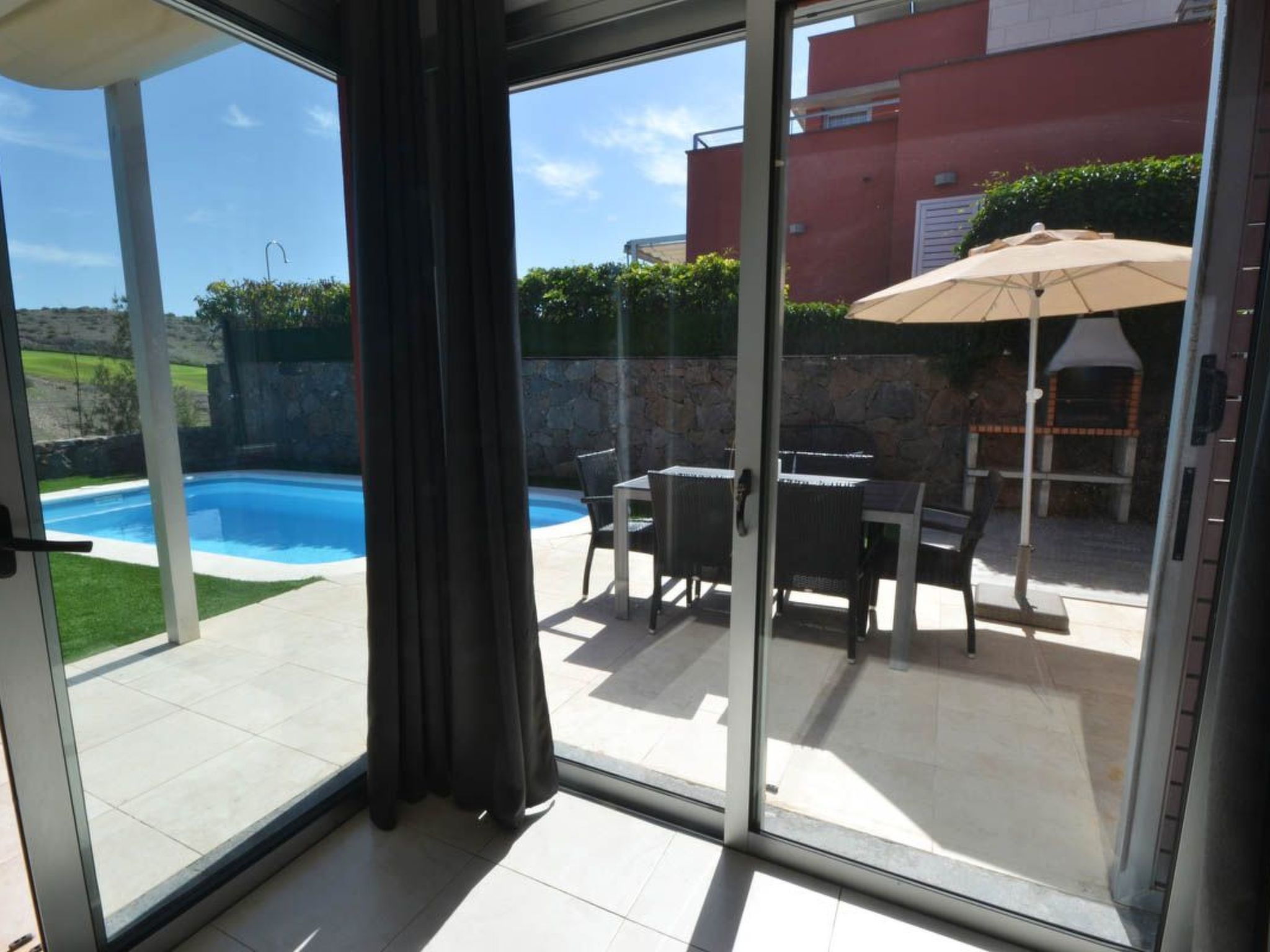 Photo of Villa für 4 Personen mit Schwimmbad und balinesischem Bett V03GC