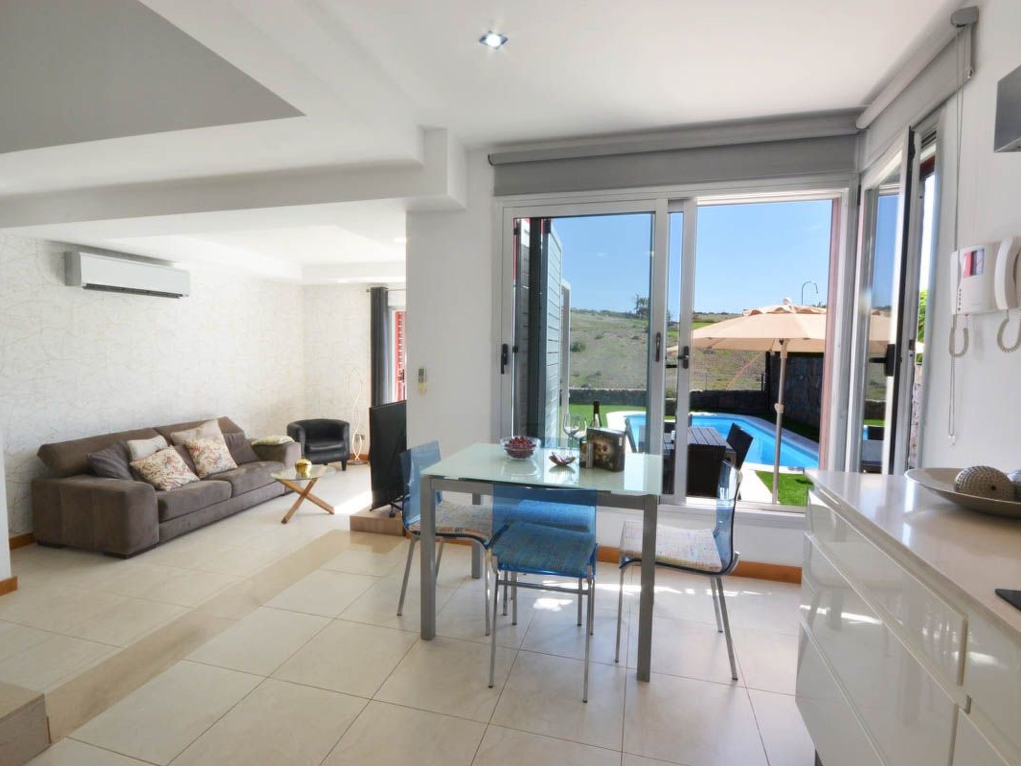 Photo of Villa für 4 Personen mit Schwimmbad und balinesischem Bett V03GC