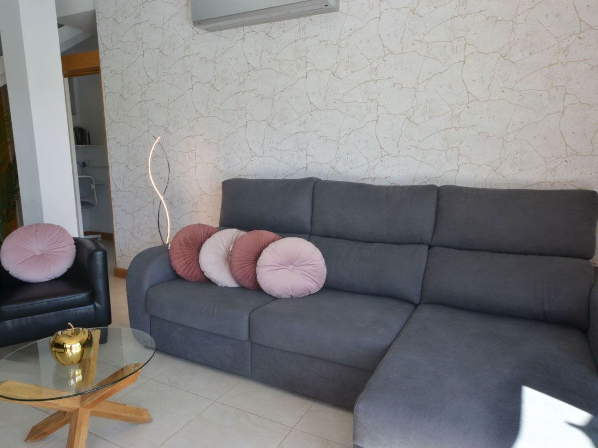 Photo of Villa für 4 Personen mit Schwimmbad und balinesischem Bett V03GC