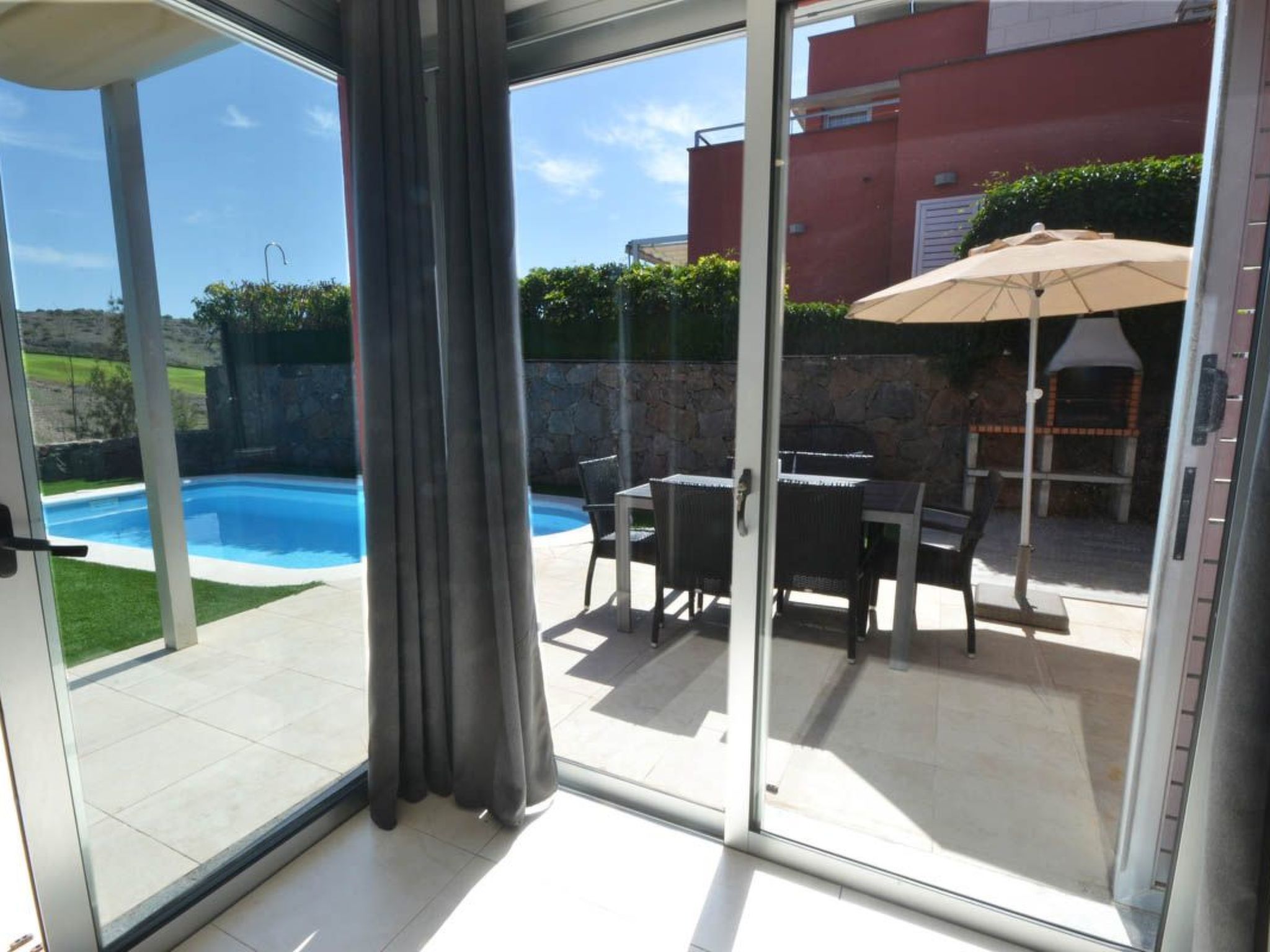 Photo of Villa für 4 Personen mit Schwimmbad und balinesischem Bett V03GC