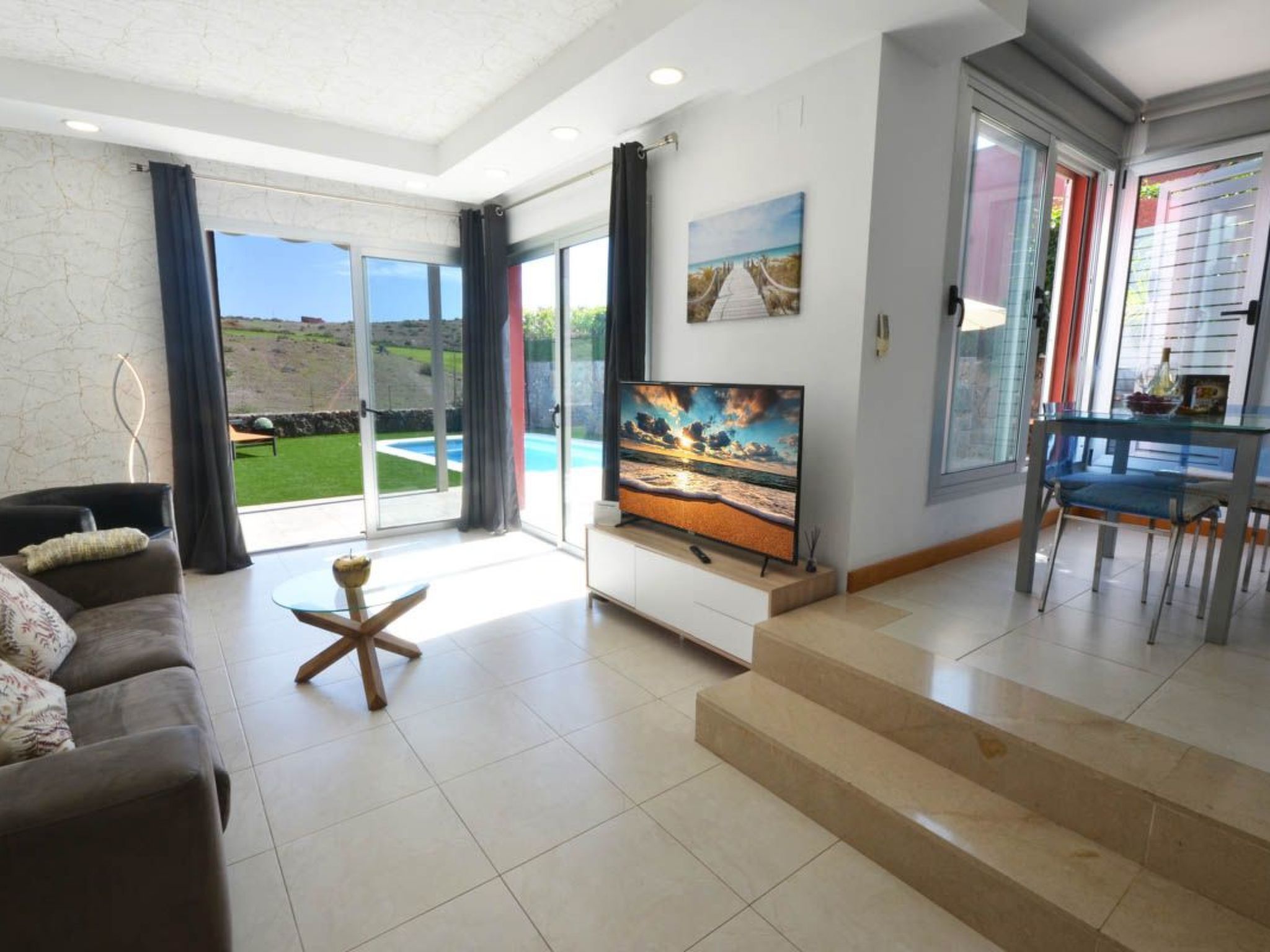 Photo of Villa für 4 Personen mit Schwimmbad und balinesischem Bett V03GC