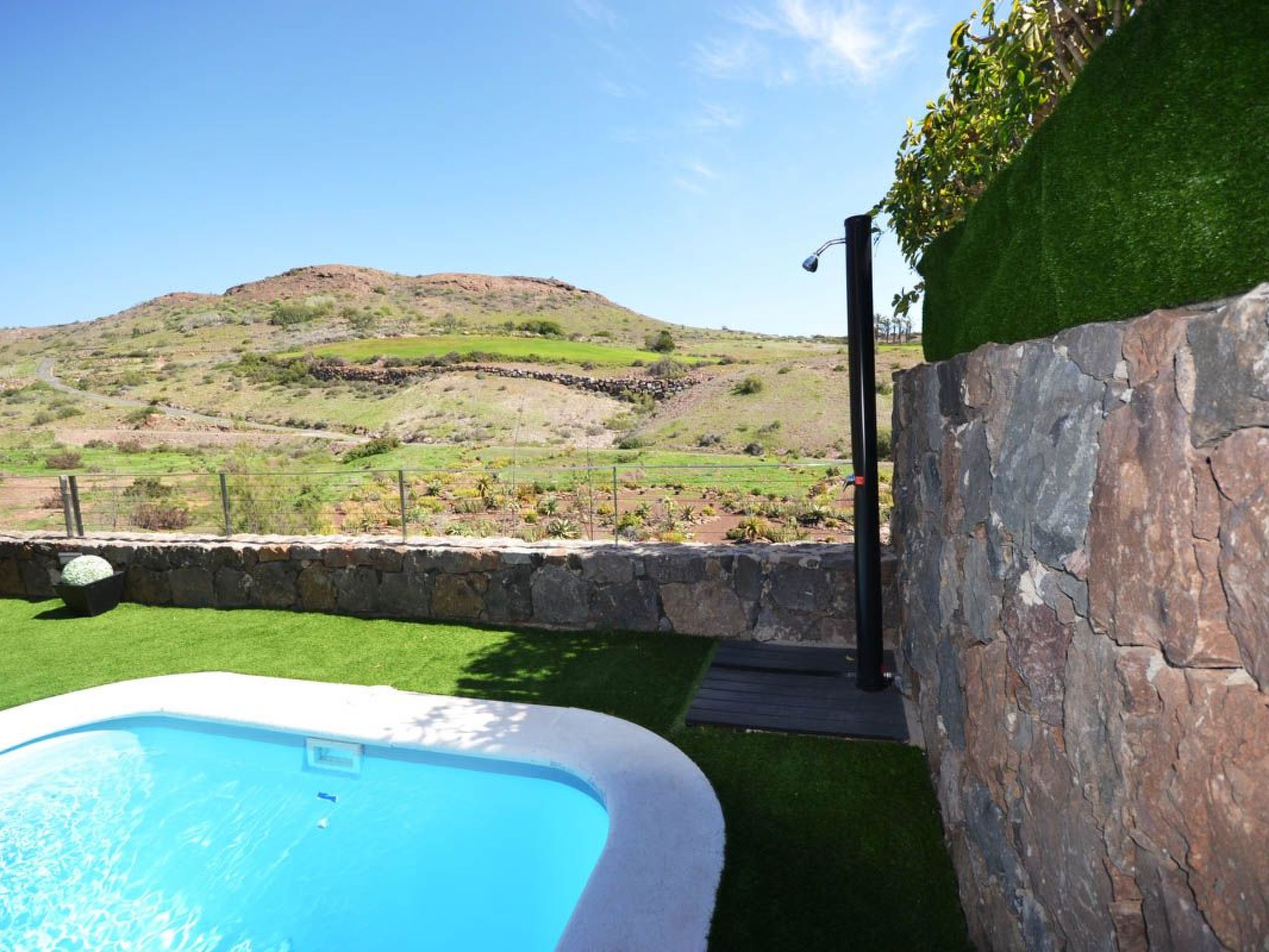 Photo of Villa für 4 Personen mit Schwimmbad und balinesischem Bett V03GC