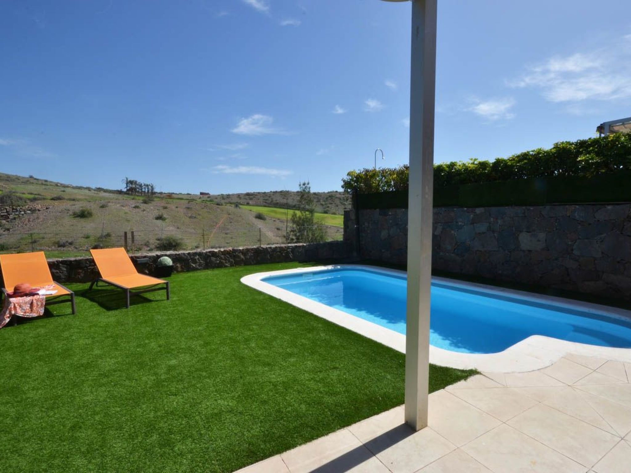 Photo of Villa für 4 Personen mit Schwimmbad und balinesischem Bett V03GC