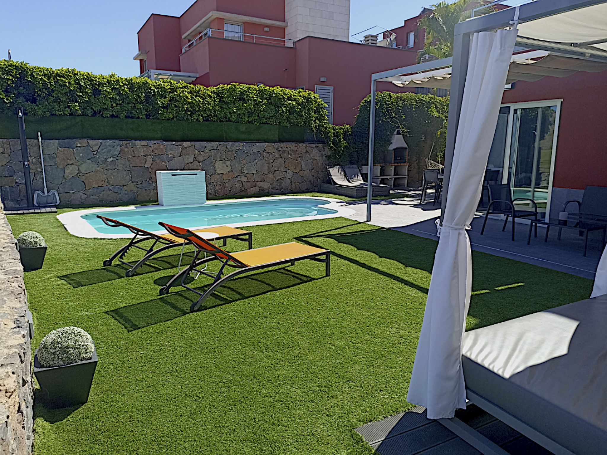 Photo of Villa für 4 Personen mit Schwimmbad und balinesischem Bett V03GC