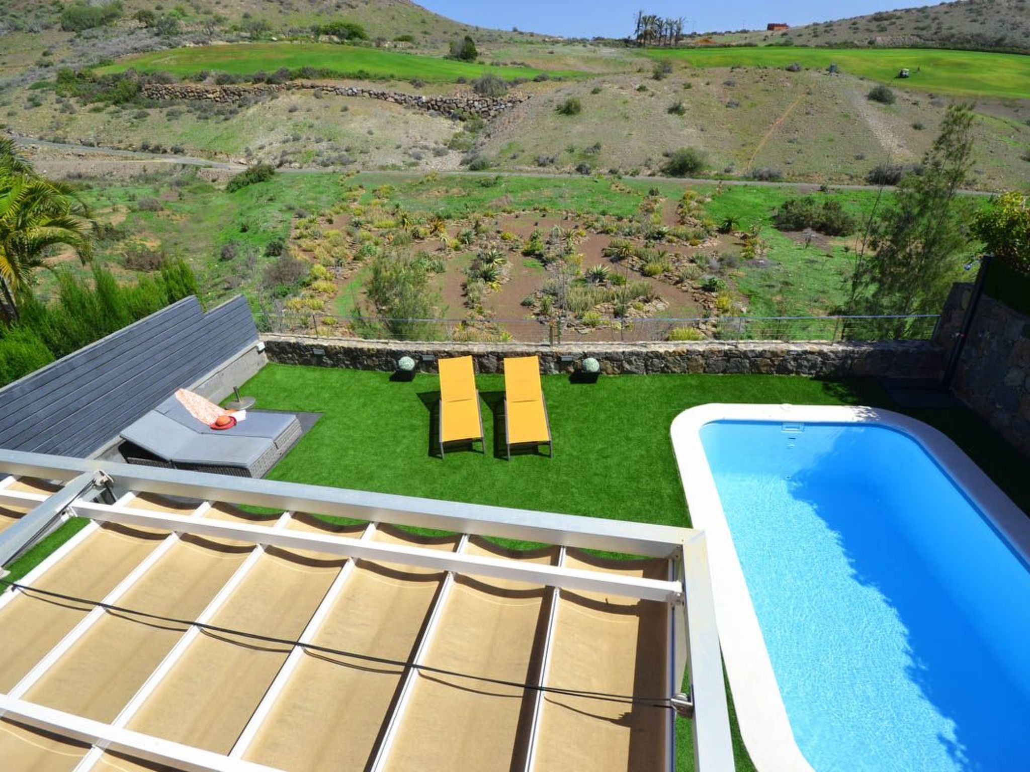 Photo of Villa für 4 Personen mit Schwimmbad und balinesischem Bett V03GC