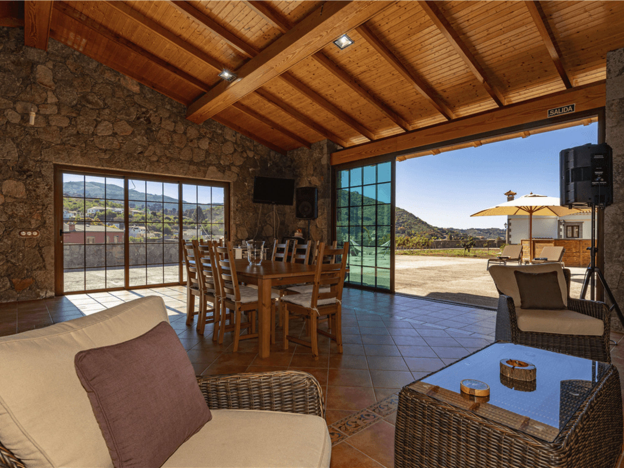 Villa Lucas mit Gartenterrasse und Schwimmbad-Binnen