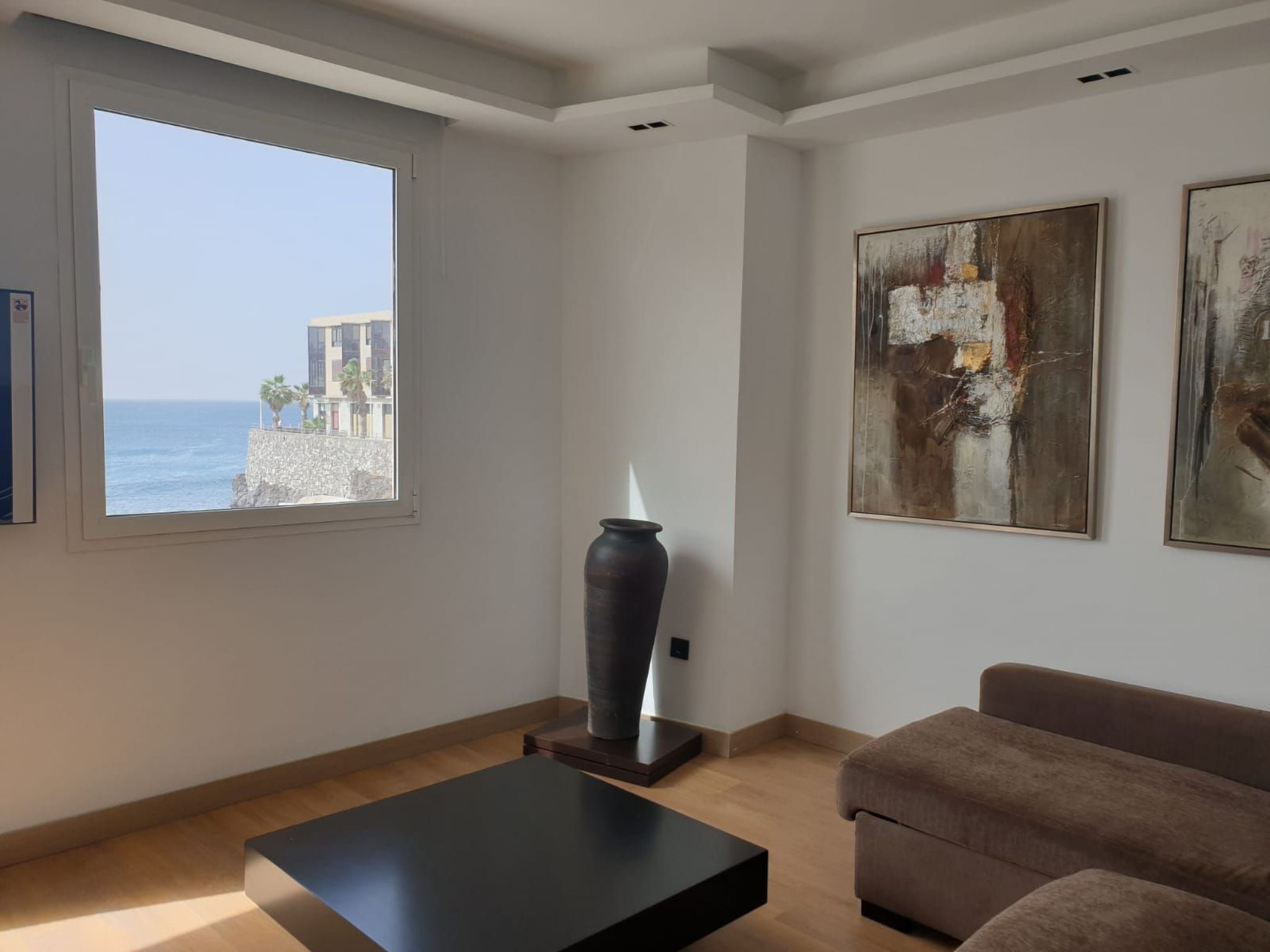 Appartement mit Blick auf das Meer-Drinnen