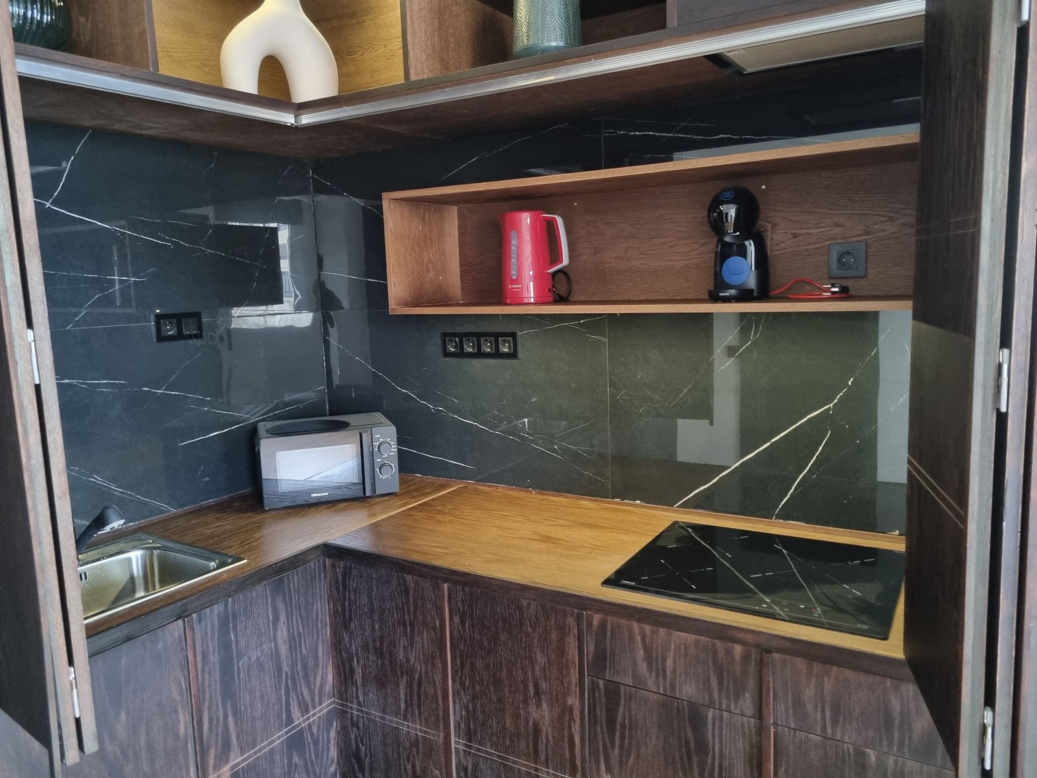 Appartement mit Blick auf das Meer-Drinnen