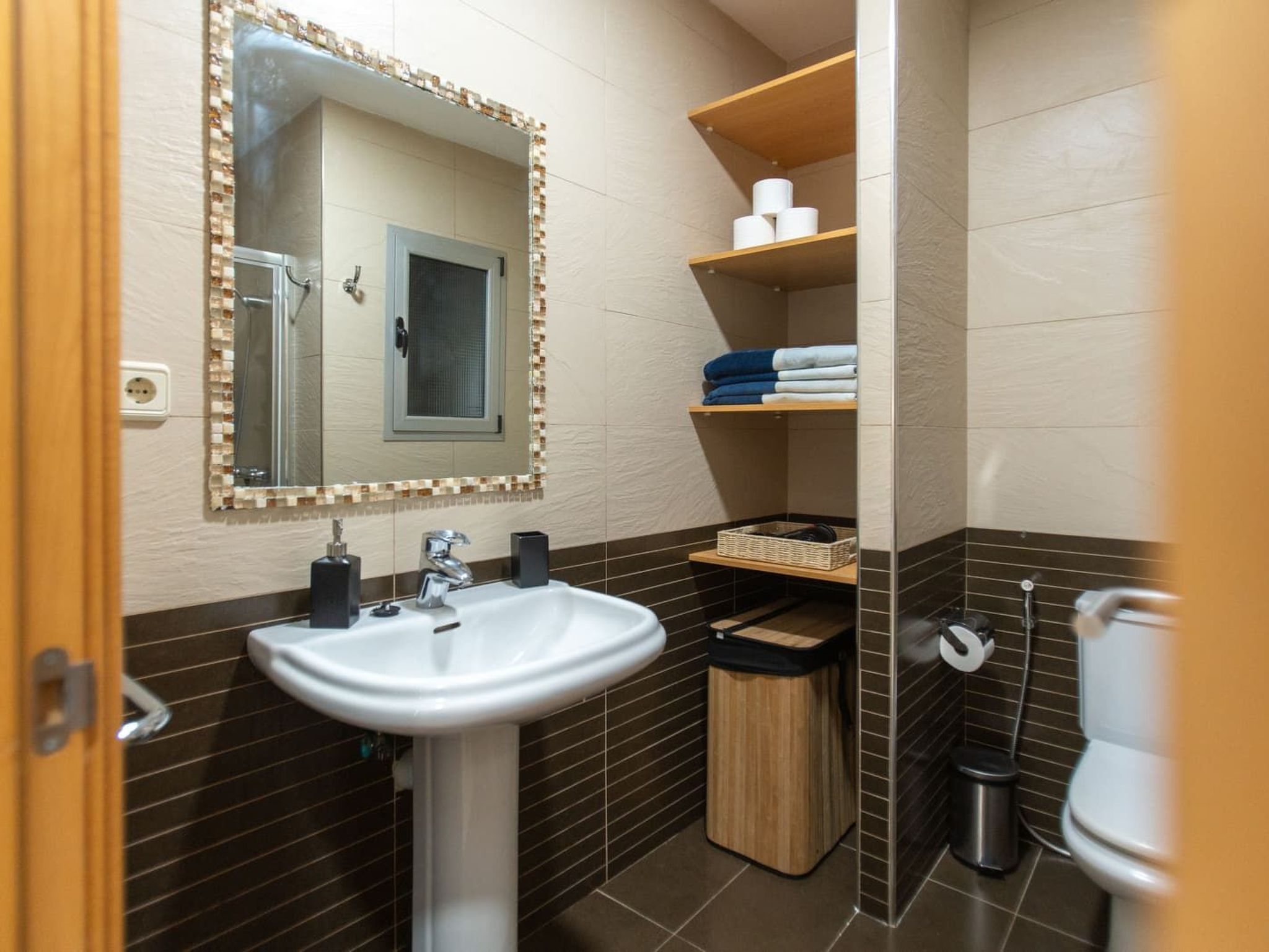 Appartement mit Blick auf das Meer-Drinnen