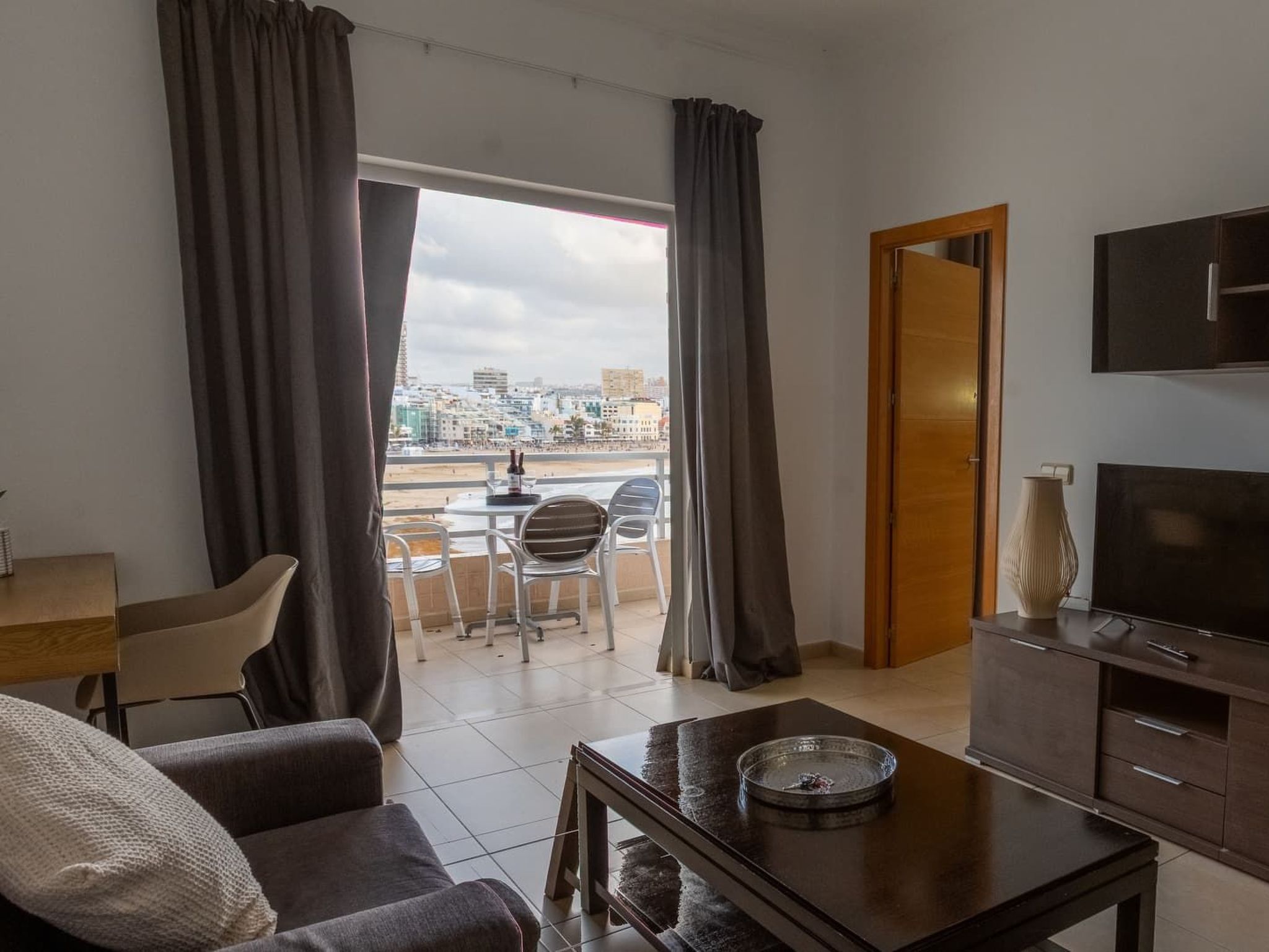 Appartement mit Blick auf das Meer-Drinnen