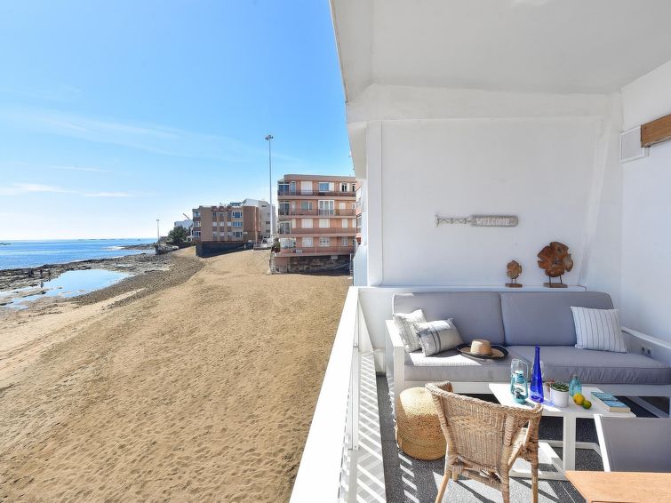 6-persoons appartement met zeezicht direct aan het strand in Telde in Telde