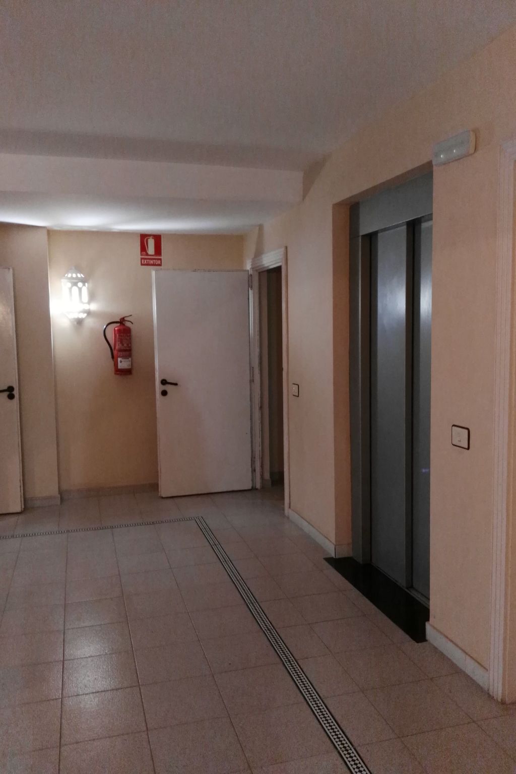 Photo of Appartement mit Balkon in einem Komplex mit Gemeinschaftspool am Meer