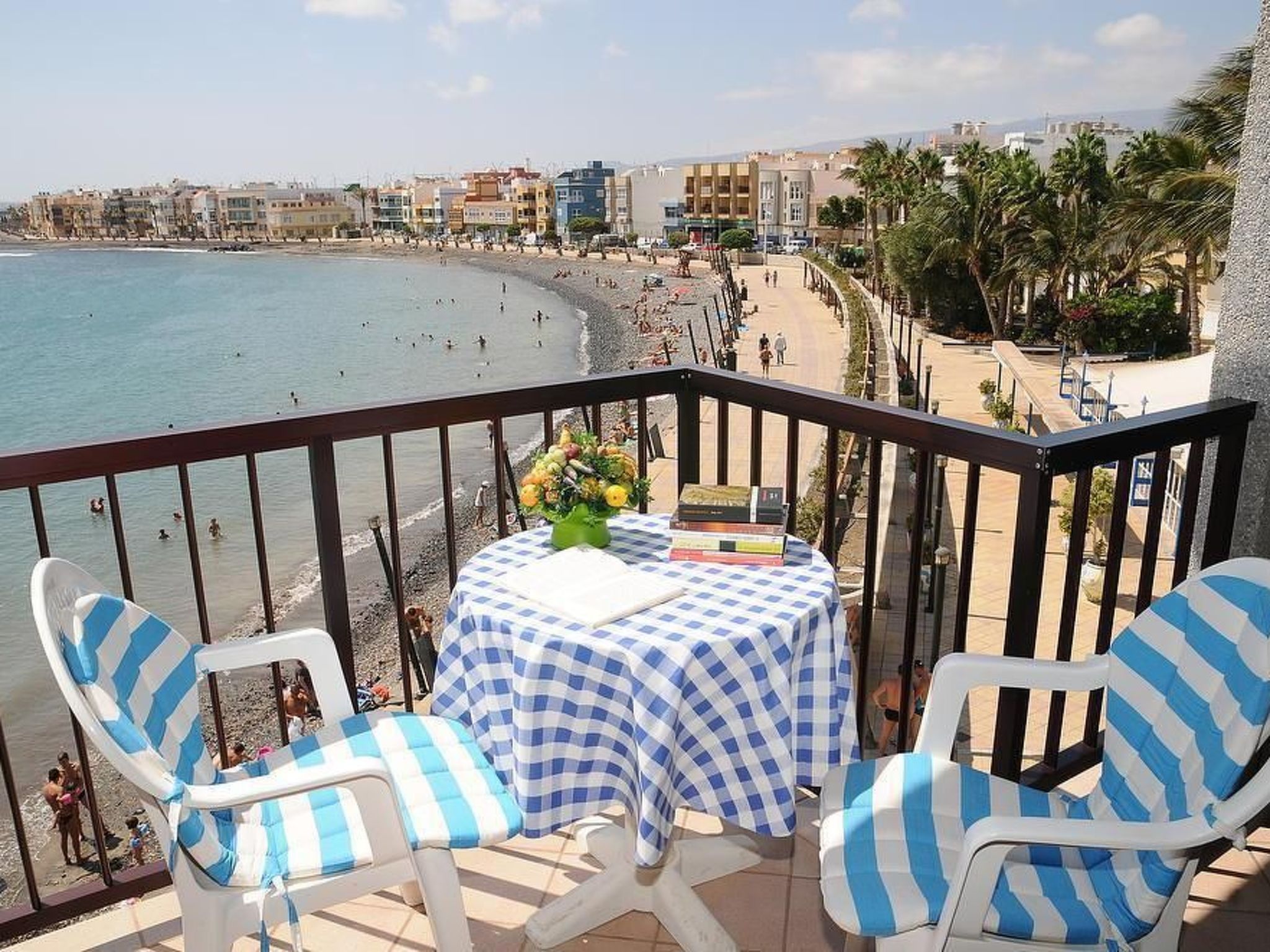 The flat is located in the small fishing village of Arinaga, in an excellent seafront location on the southeast coast of the island of Gran Canaria.The flat is located on the first floor and can accom..