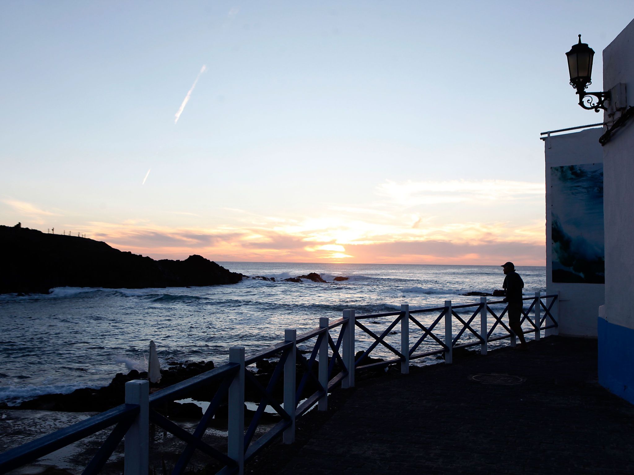 Sunshine Rojo-Outside