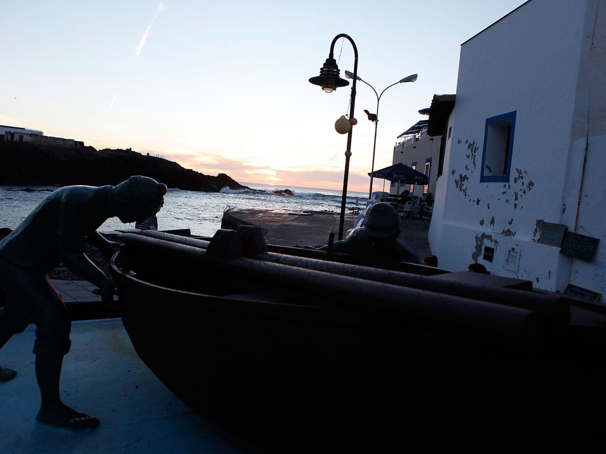 Sunshine Rojo-Outside