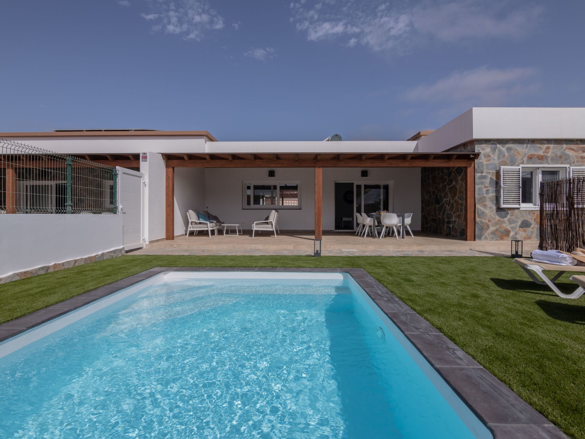 Modernes und helles Ferienhaus direkt am Meer, mit zwei großen Terrassen, Garte-Binnen