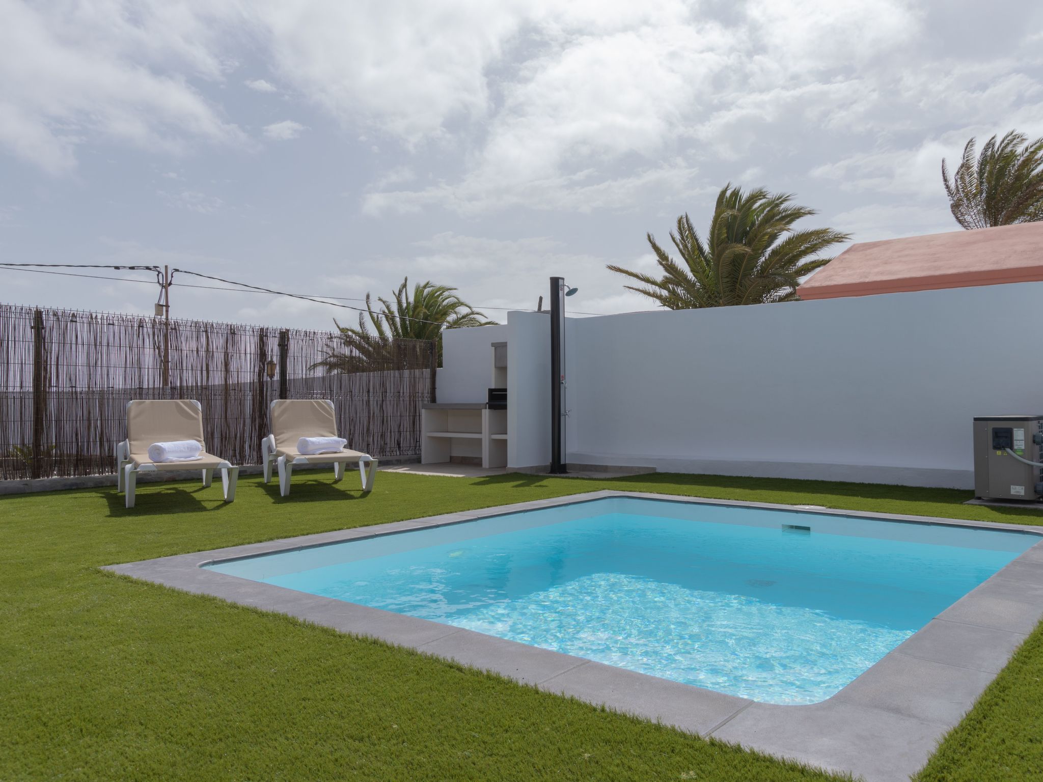 Modernes und helles Ferienhaus direkt am Meer, mit zwei großen Terrassen, Garte-Binnen