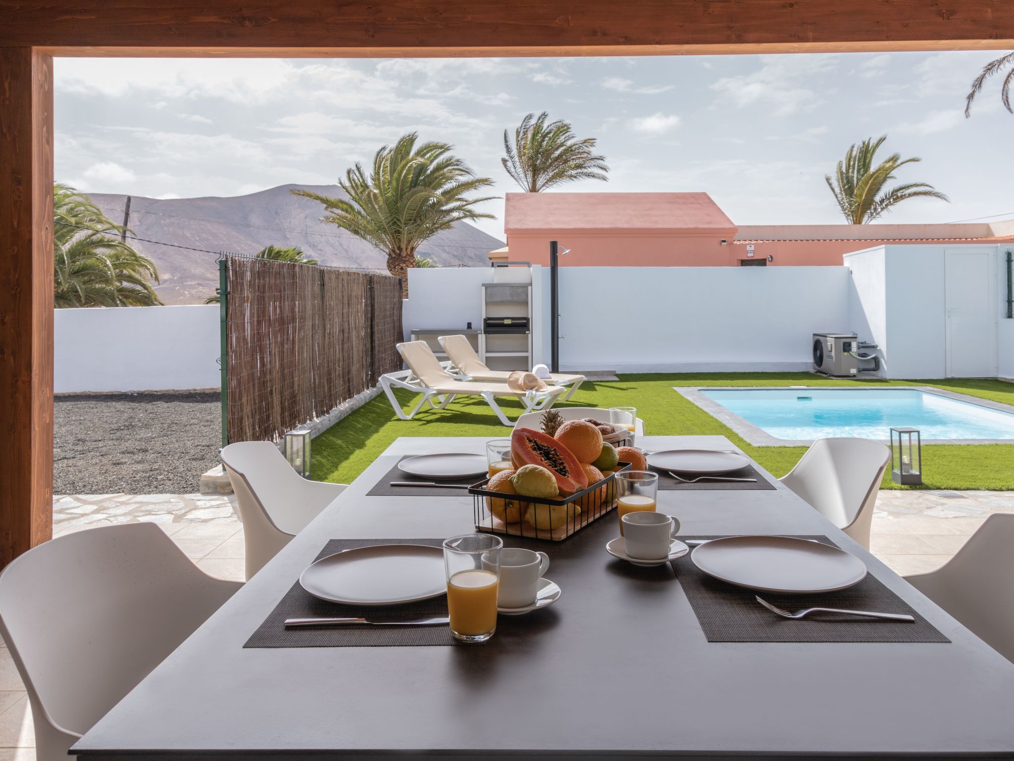 Modernes und helles Ferienhaus direkt am Meer, mit zwei großen Terrassen, Garte-Binnen