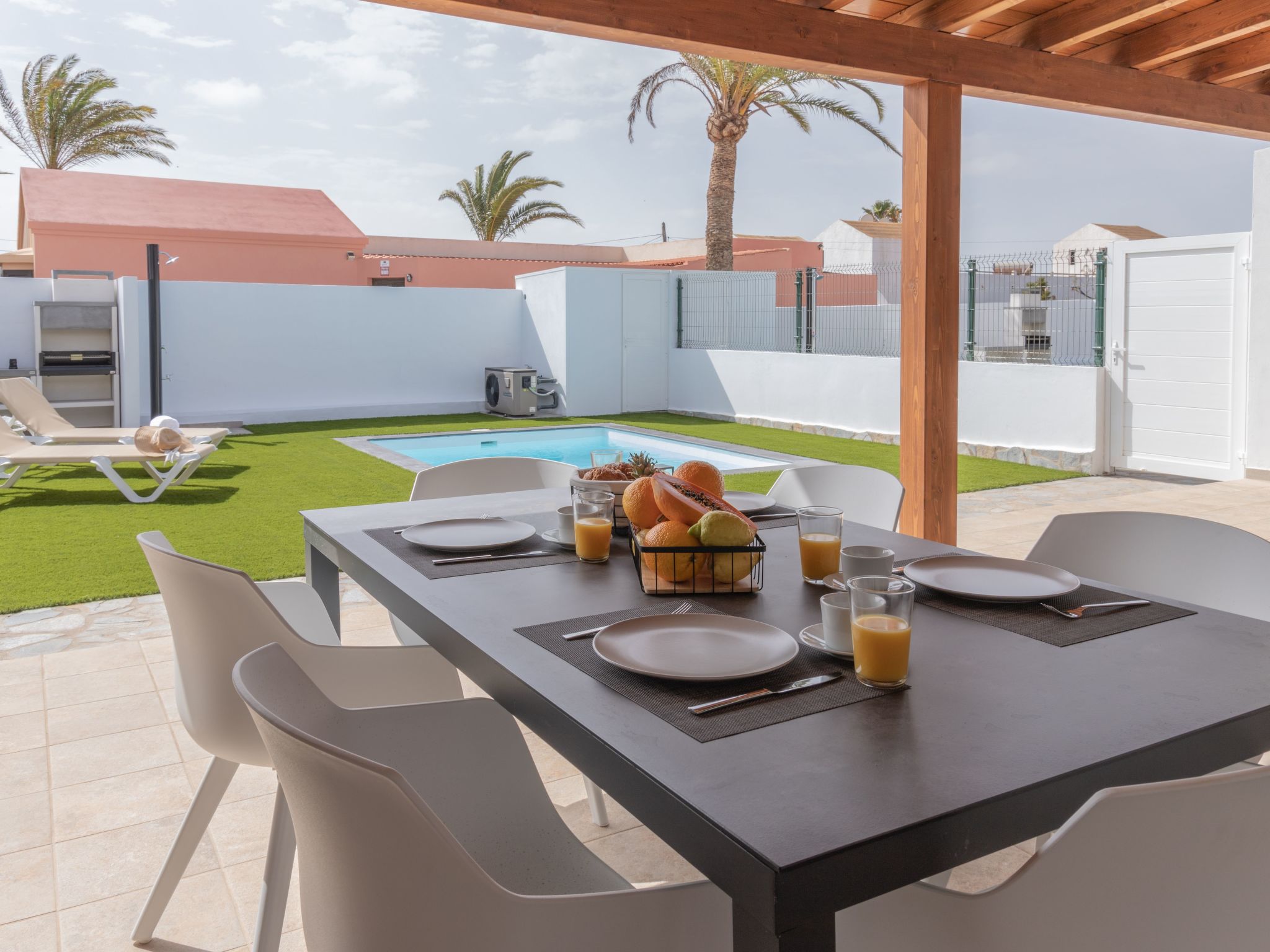 Modernes und helles Ferienhaus direkt am Meer, mit zwei großen Terrassen, Garte-Binnen