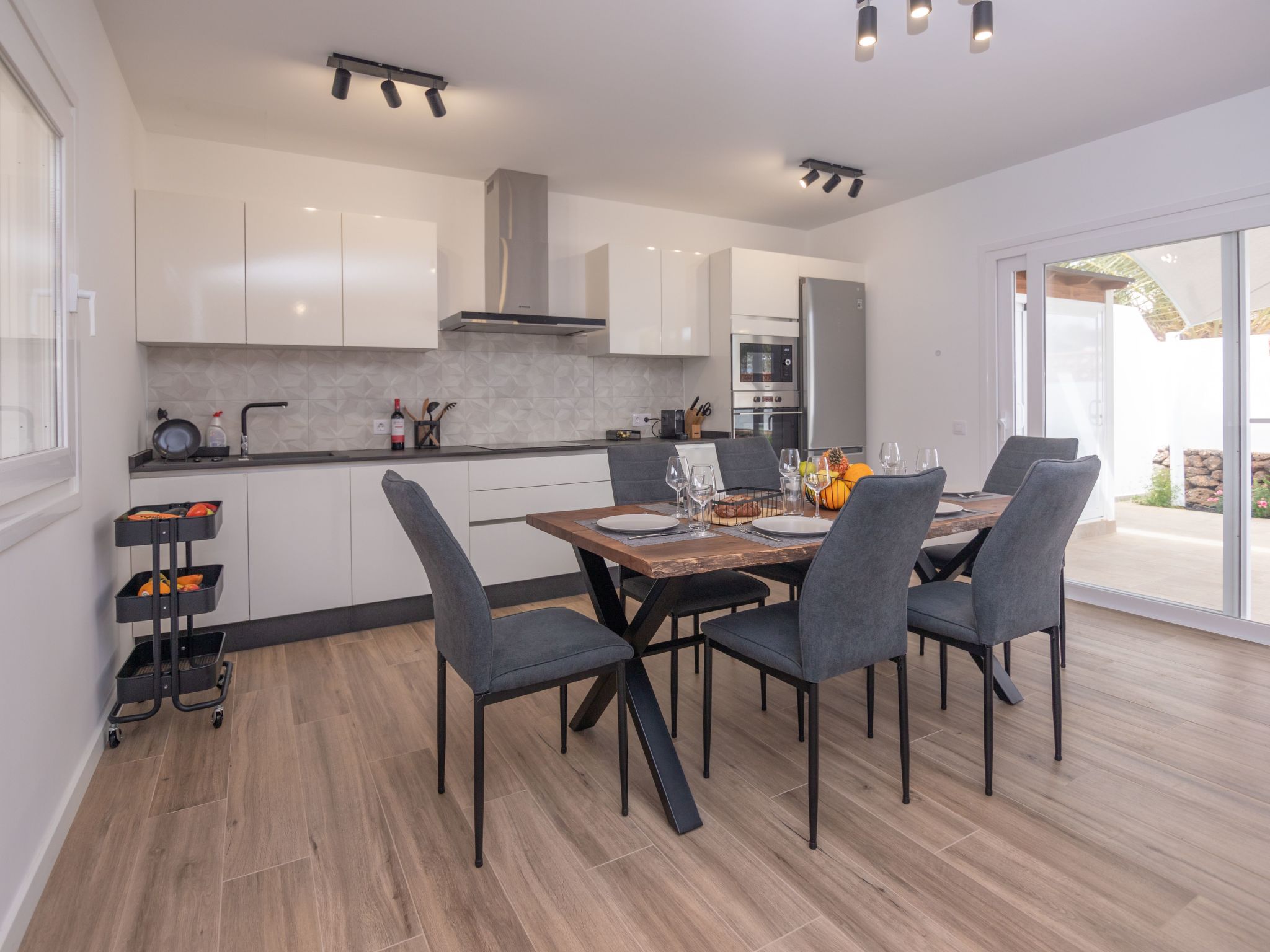 Modernes und helles Ferienhaus direkt am Meer, mit zwei großen Terrassen, Garte-Binnen