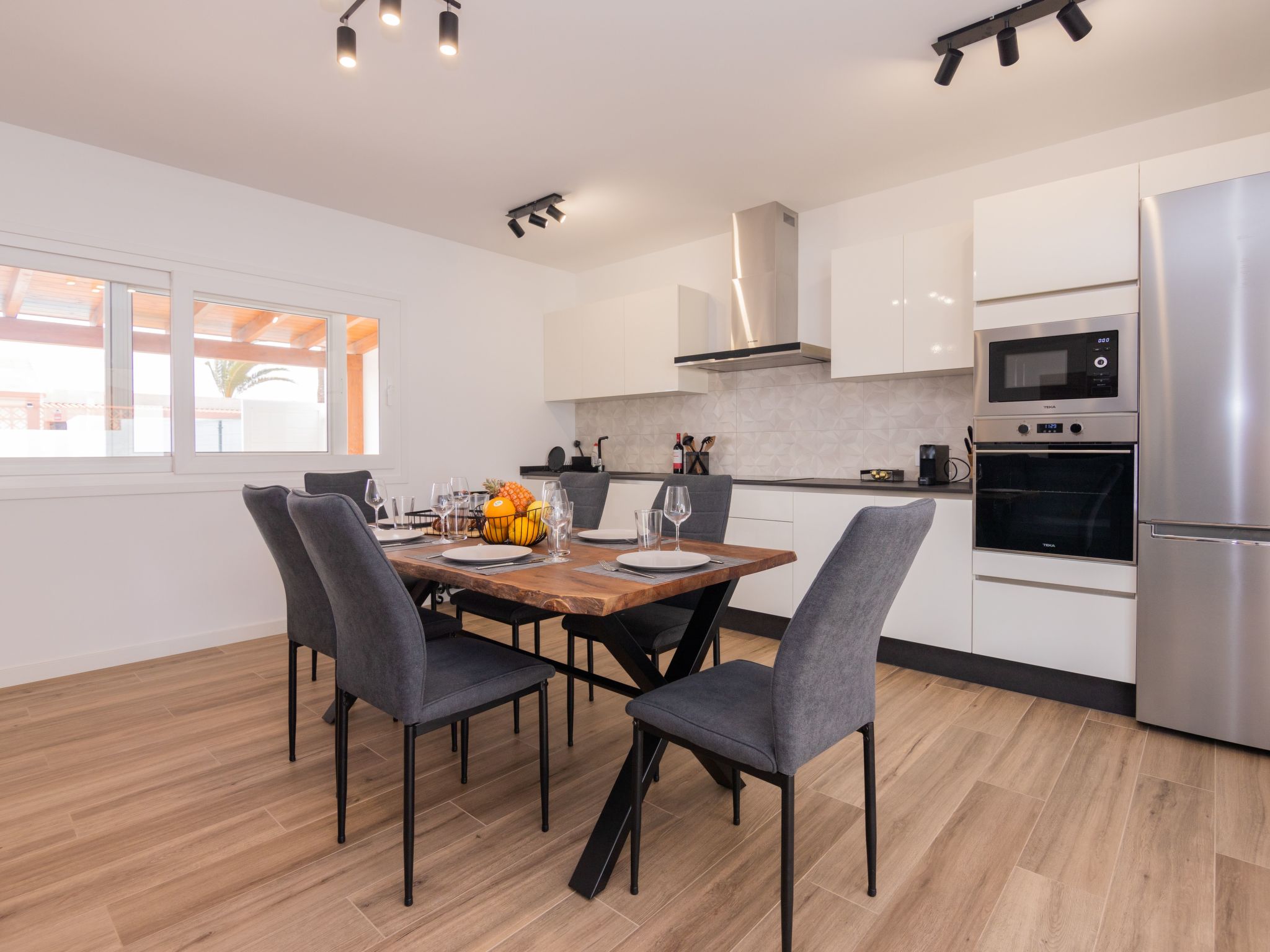 Modernes und helles Ferienhaus direkt am Meer, mit zwei großen Terrassen, Garte-Binnen