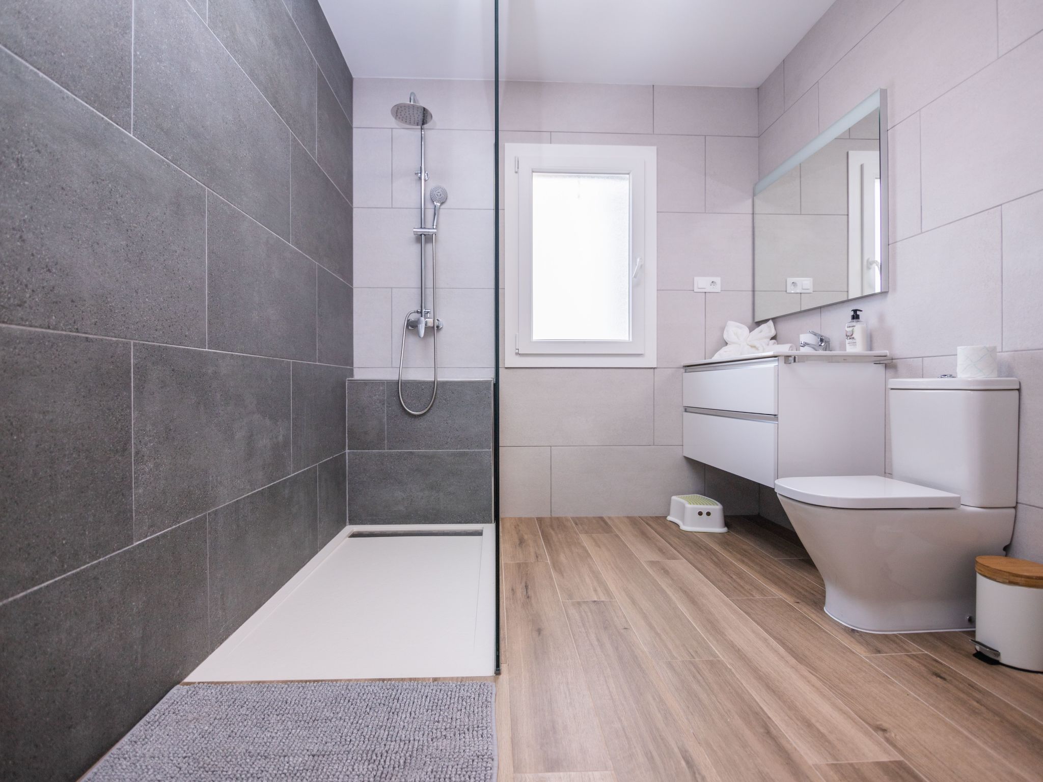 Modernes und helles Ferienhaus direkt am Meer, mit zwei großen Terrassen, Garte-Binnen