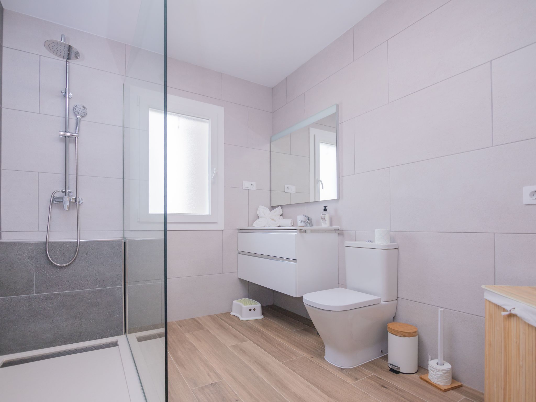 Modernes und helles Ferienhaus direkt am Meer, mit zwei großen Terrassen, Garte-Binnen