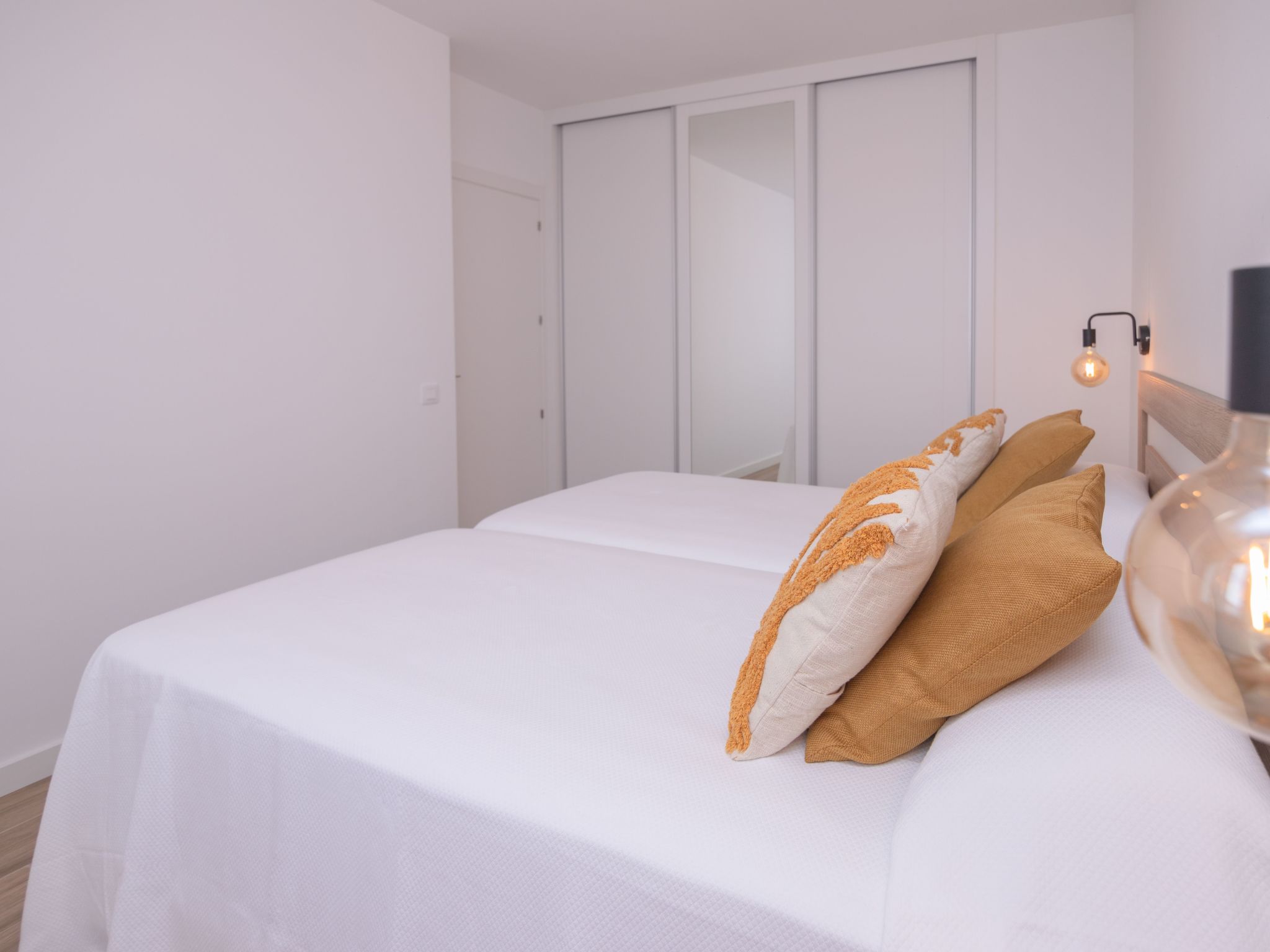 Modernes und helles Ferienhaus direkt am Meer, mit zwei großen Terrassen, Garte-Binnen