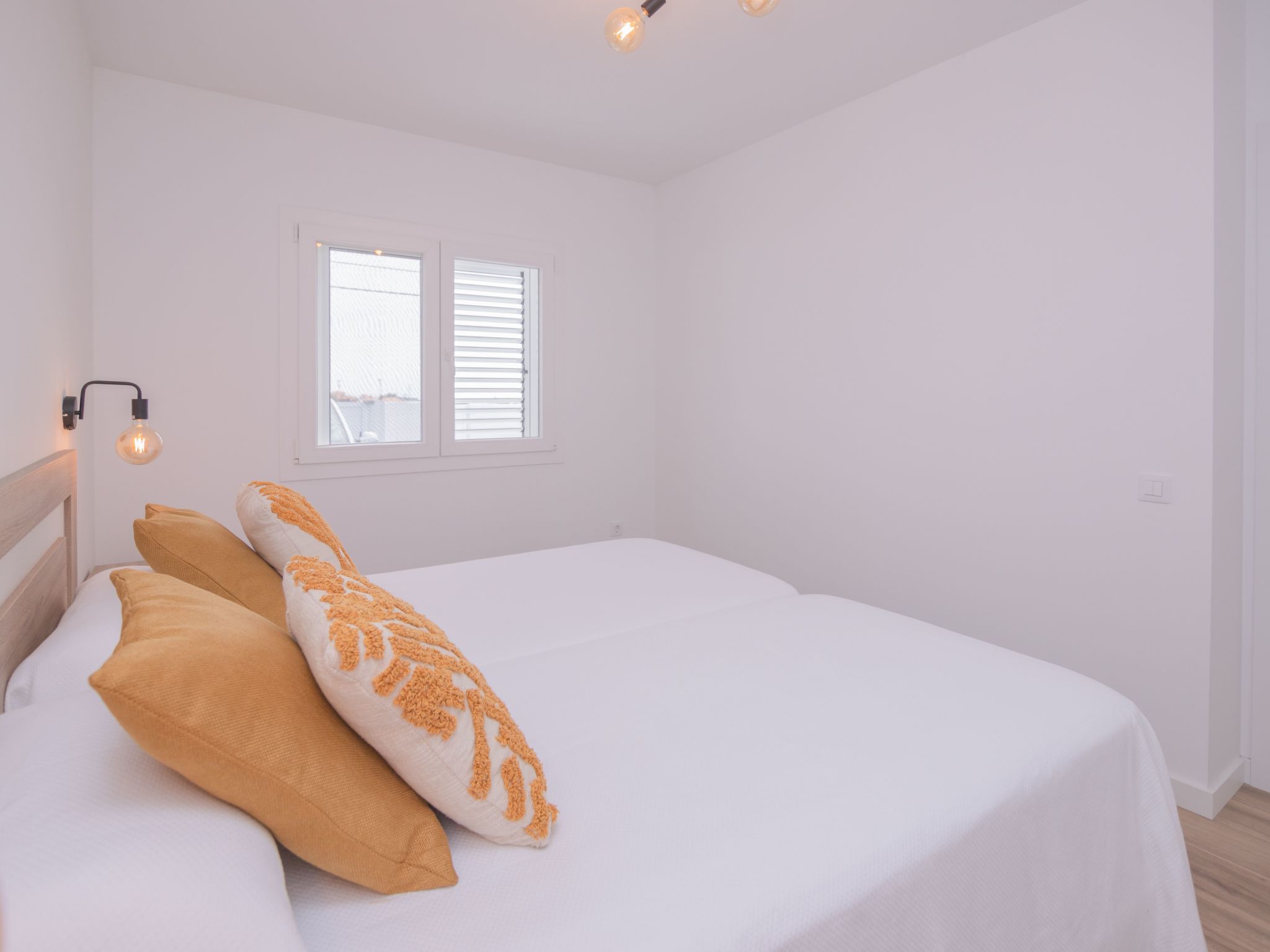 Modernes und helles Ferienhaus direkt am Meer, mit zwei großen Terrassen, Garte-Binnen