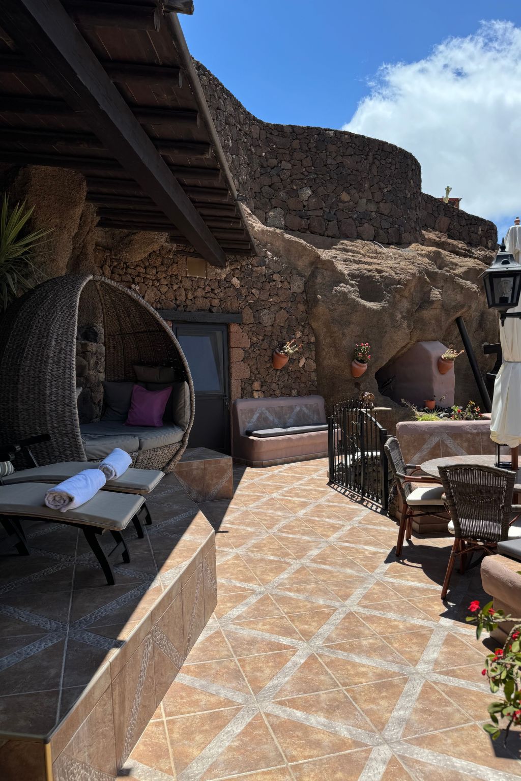 Schlafen in einer vulkanischen Höhle-Binnen