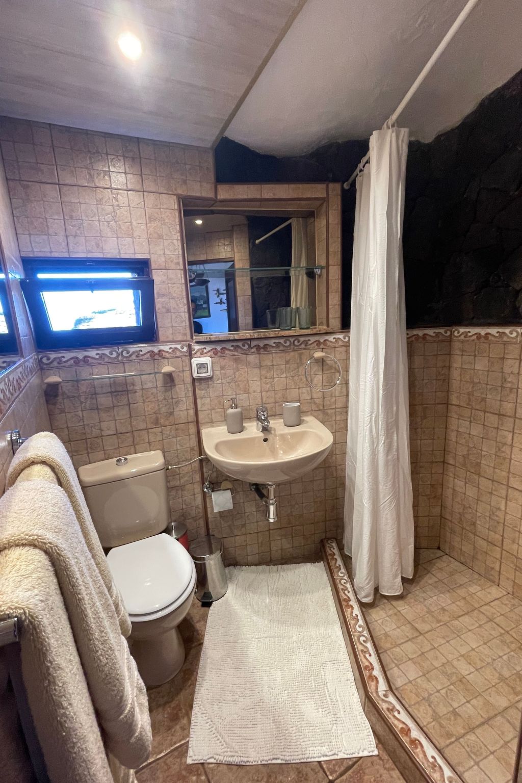 Schlafen in einer vulkanischen Höhle-Binnen