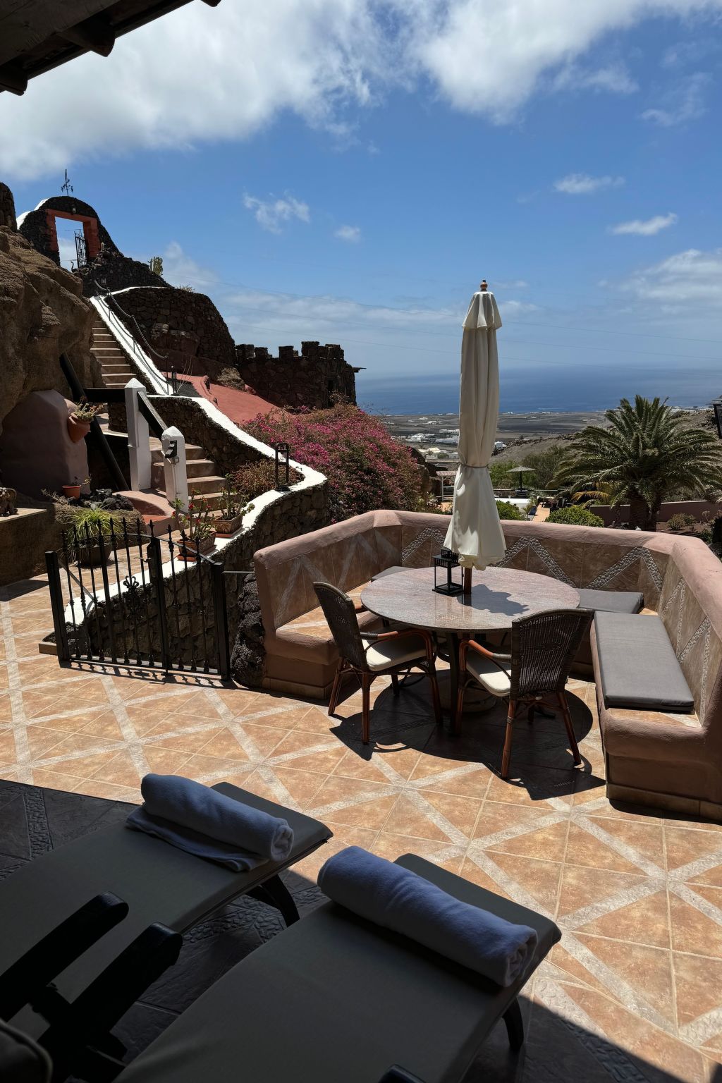 Schlafen in einer vulkanischen Höhle-Binnen