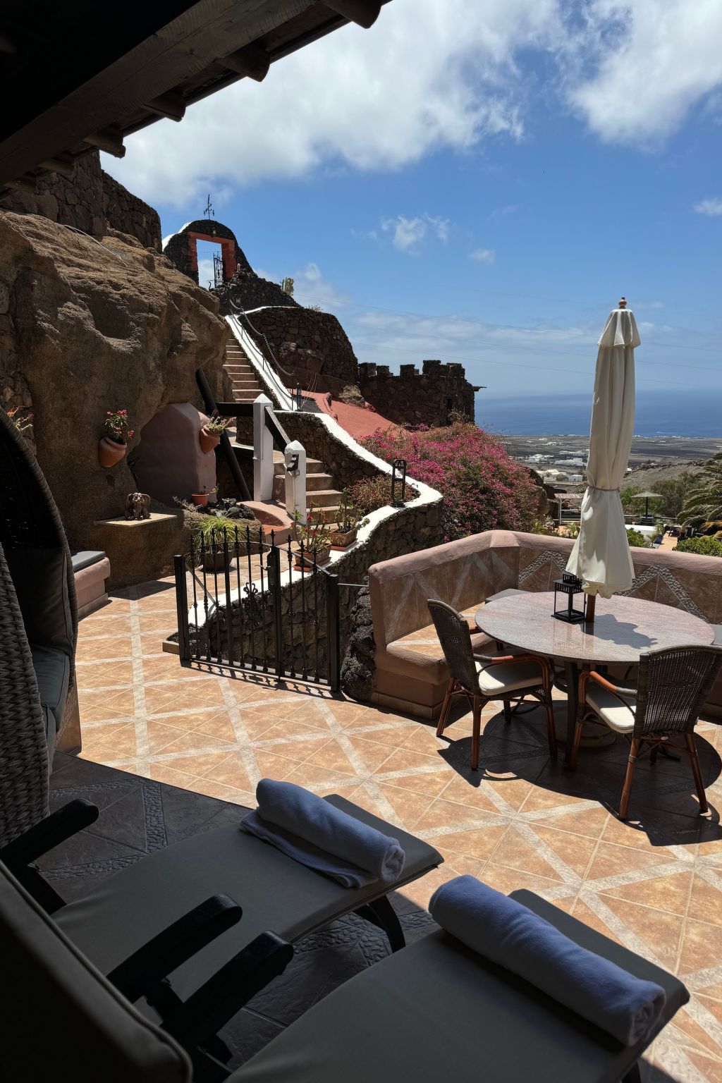 Schlafen in einer vulkanischen Höhle-Binnen